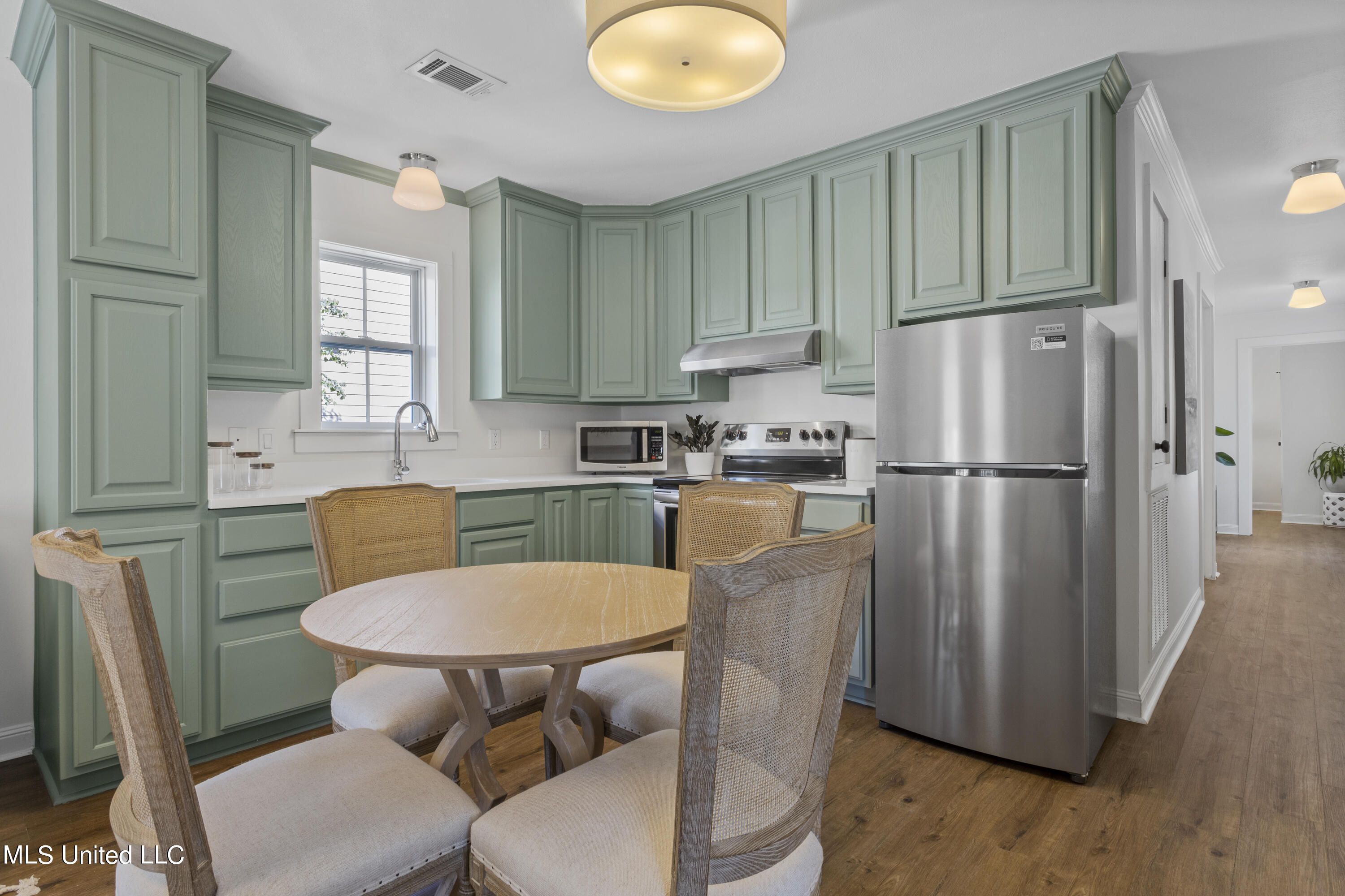 215 E Second Street, 33