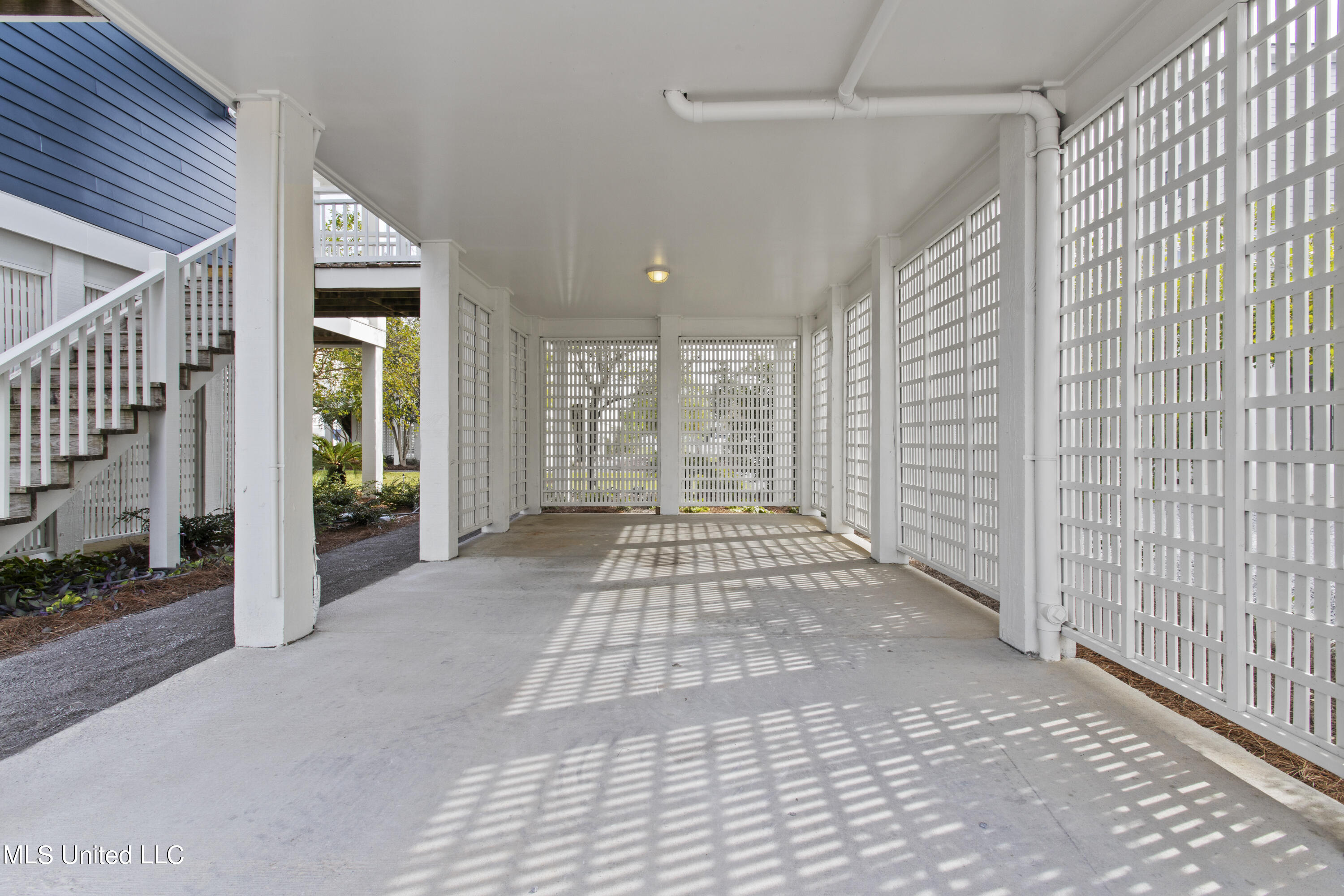 215 E Second Street, 33