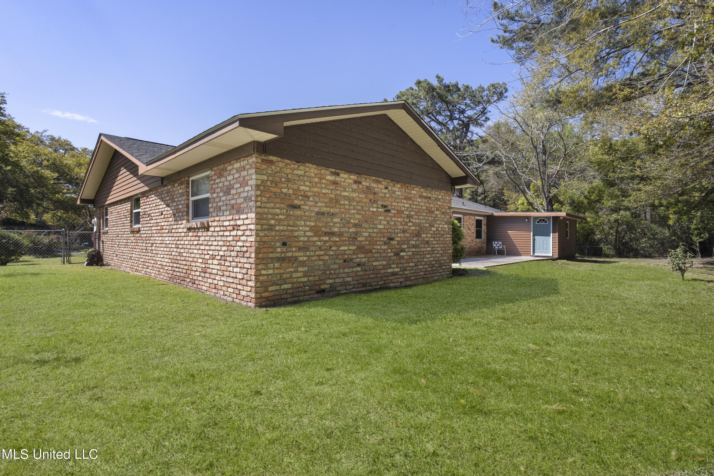 1107 Le Badine Court