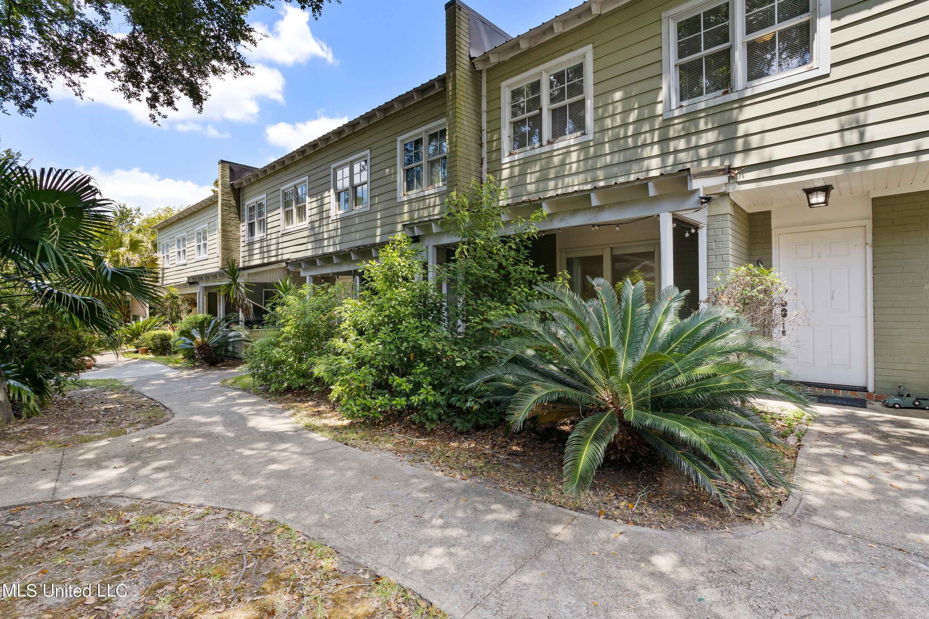 808 Desoto Street, 8