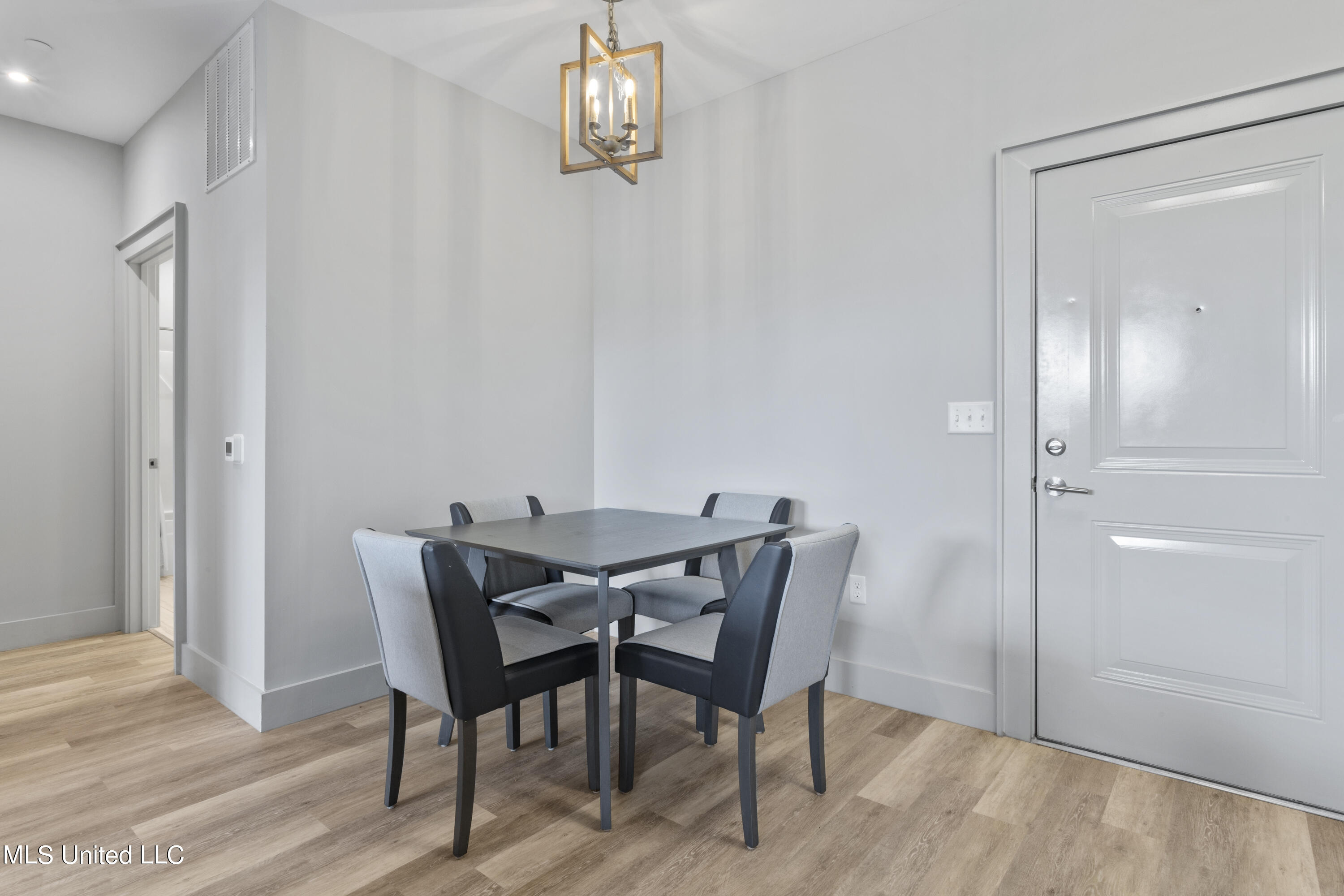 2501 Bienville Boulevard, 412