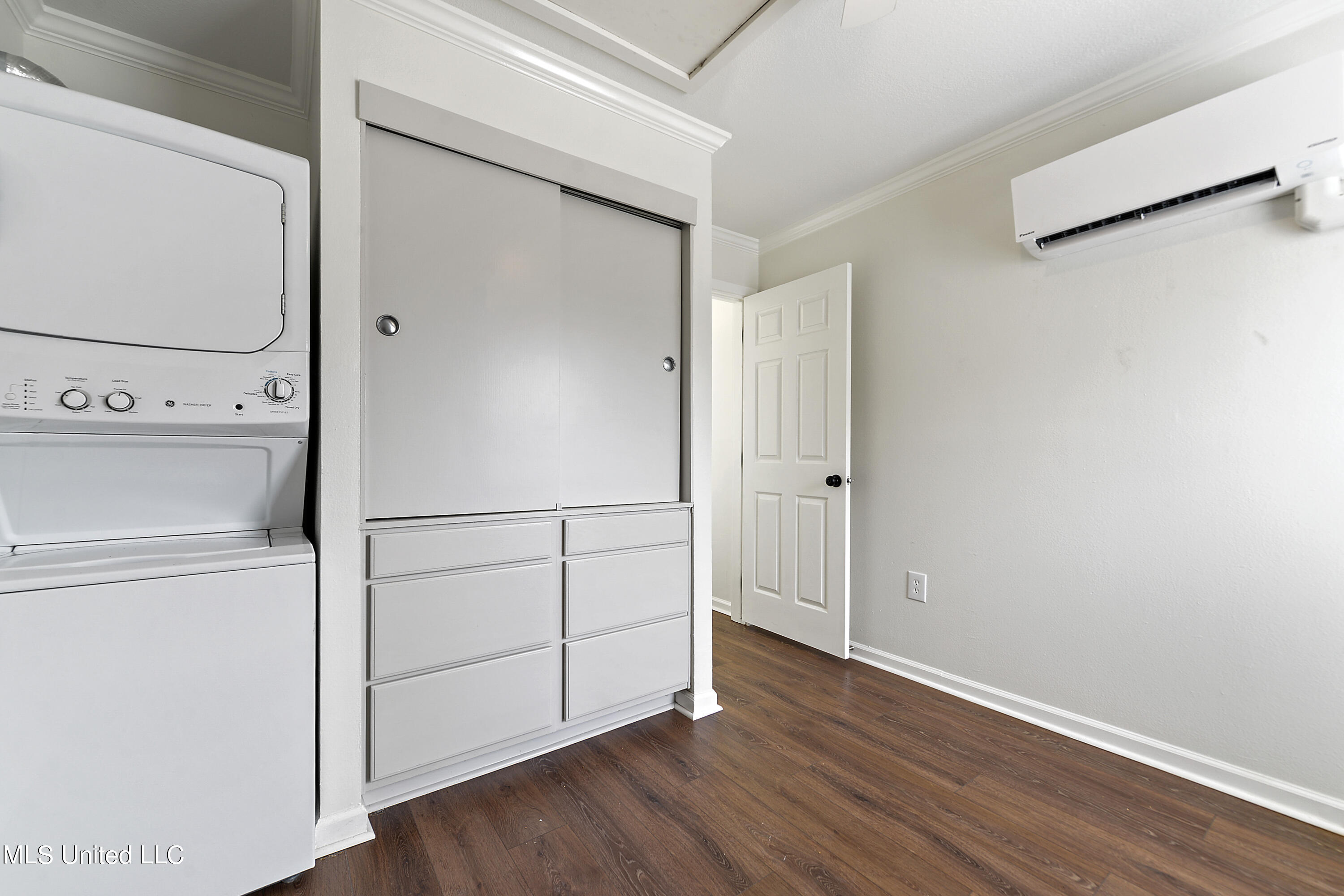 215 E 2nd Street, 37b