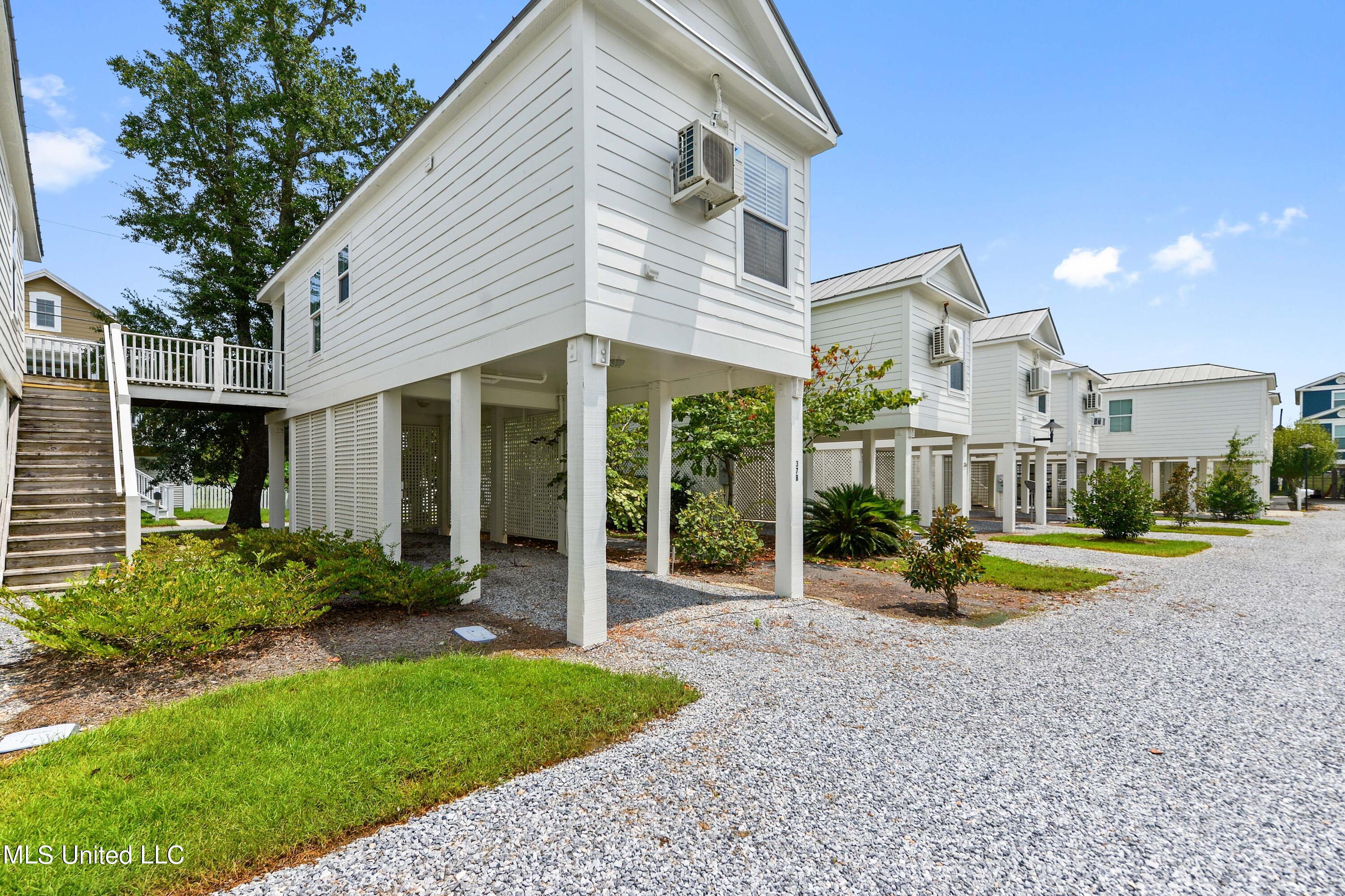 215 E 2nd Street, 37b