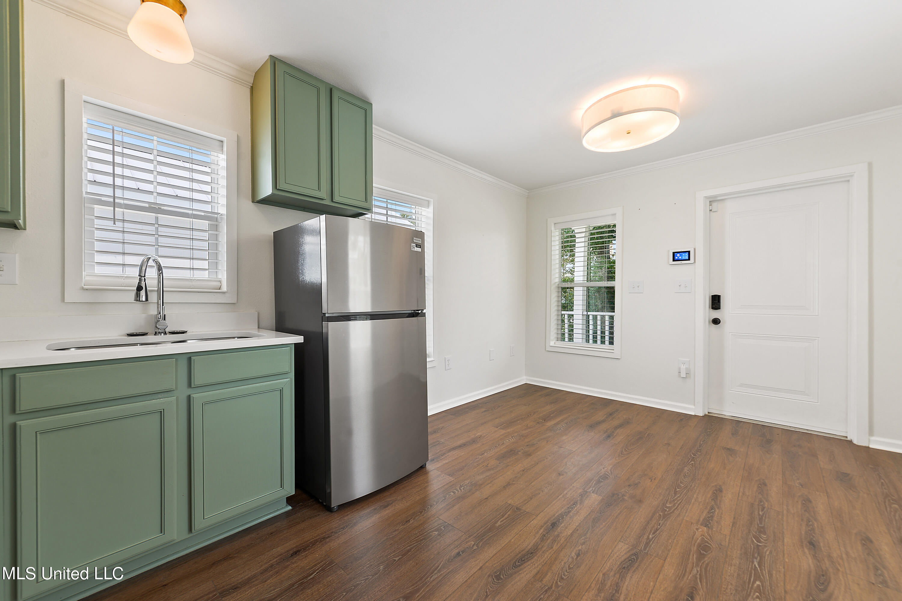 215 E 2nd Street, 37b