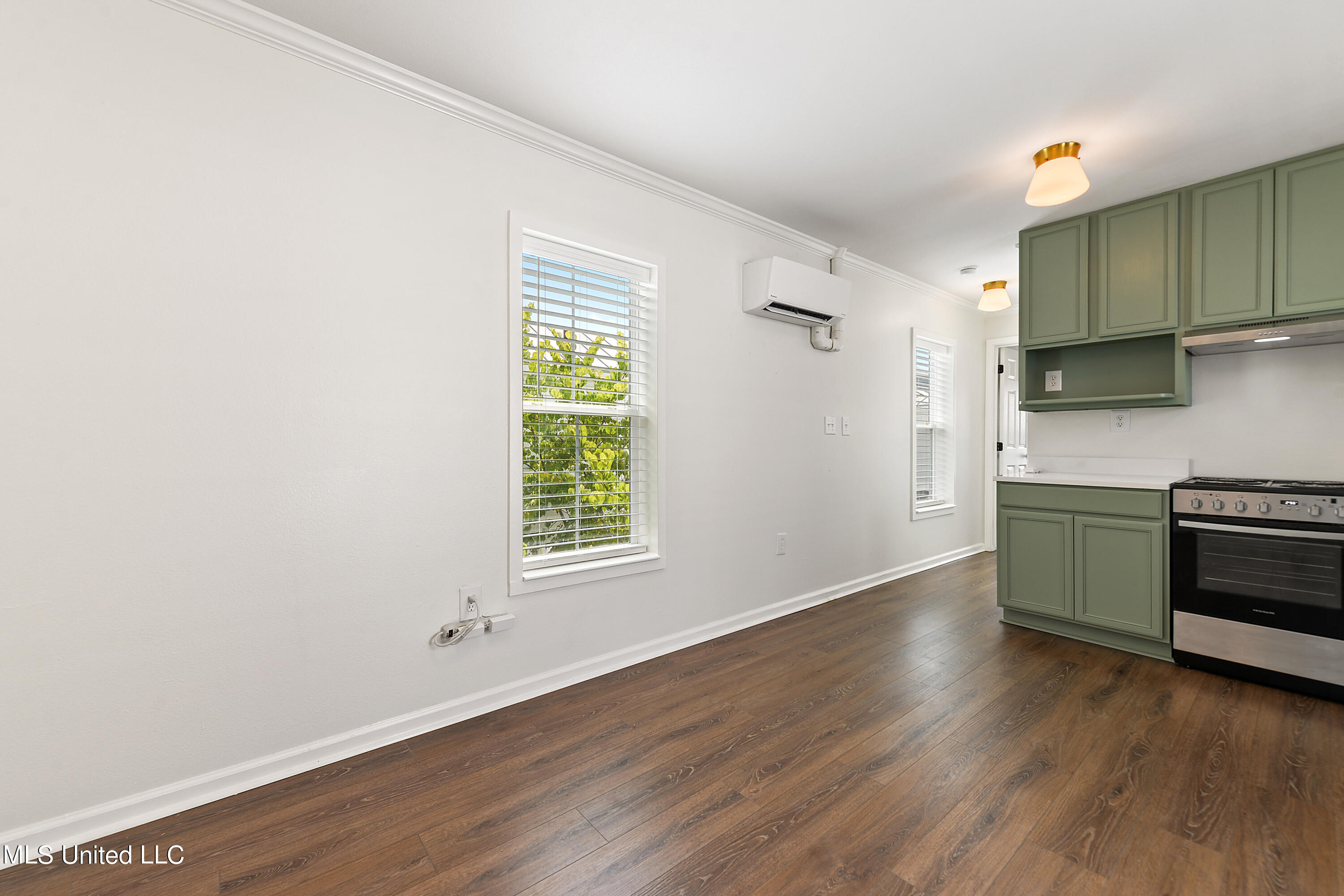 215 E 2nd Street, 37b