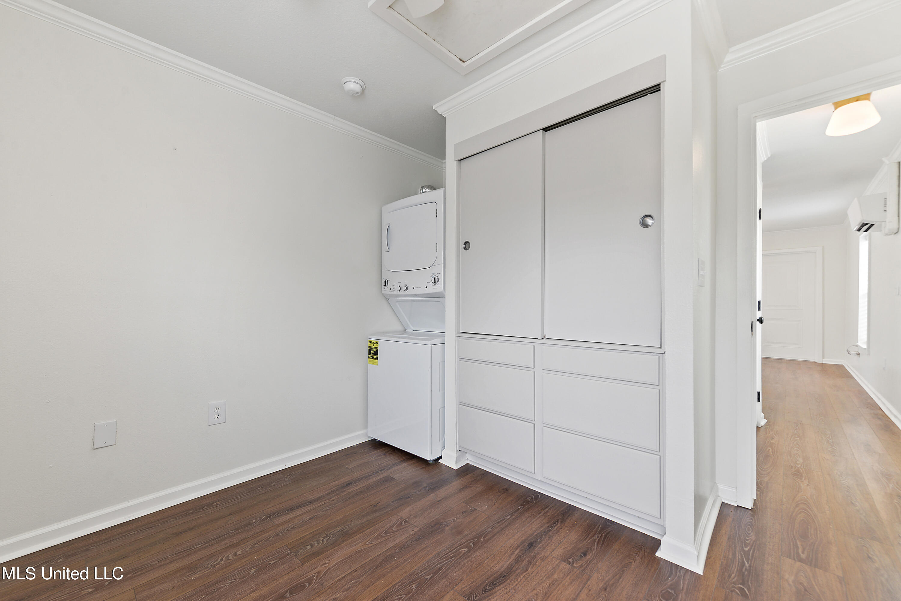 215 E 2nd Street, 37b