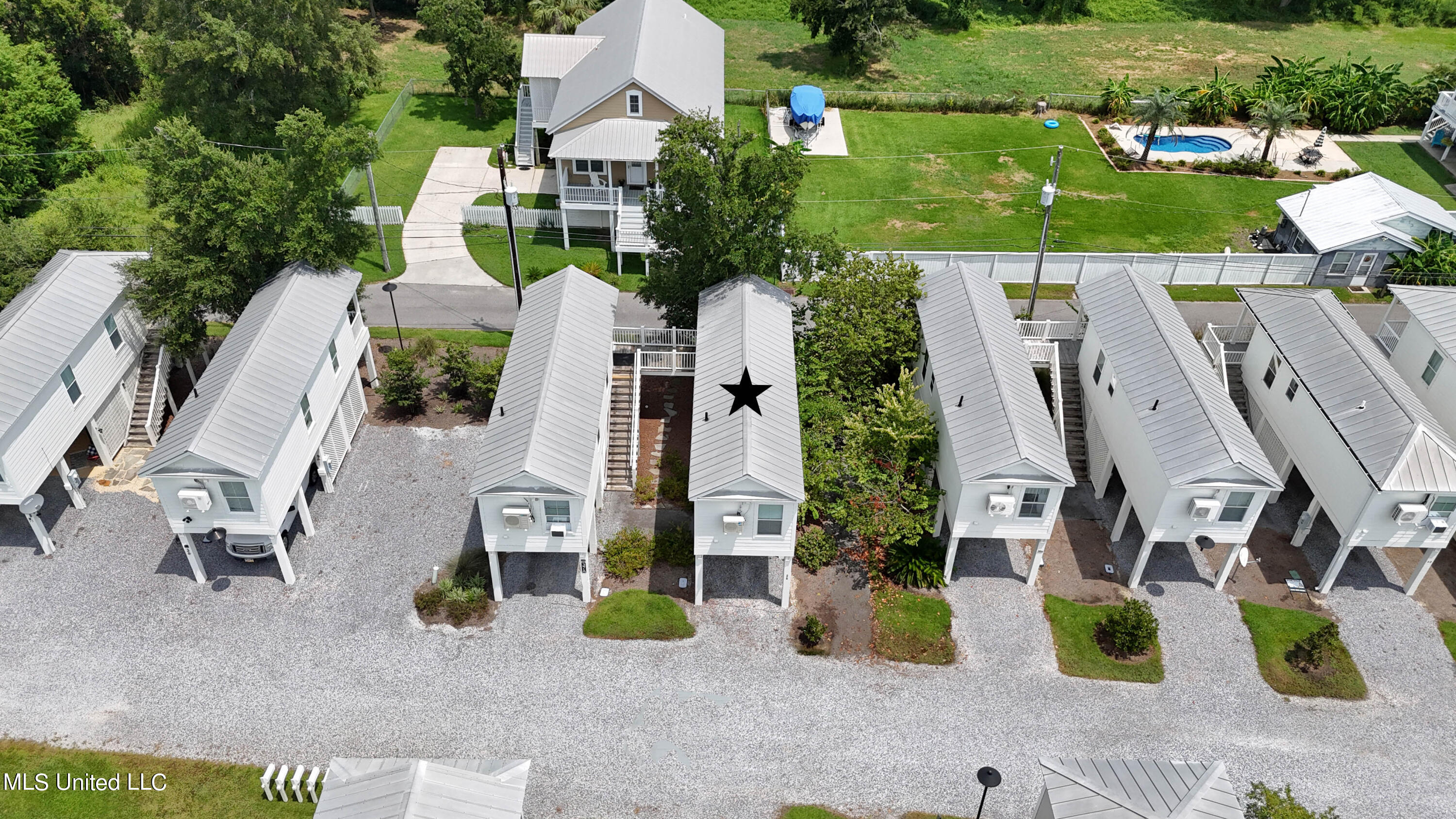 215 E 2nd Street, 37b