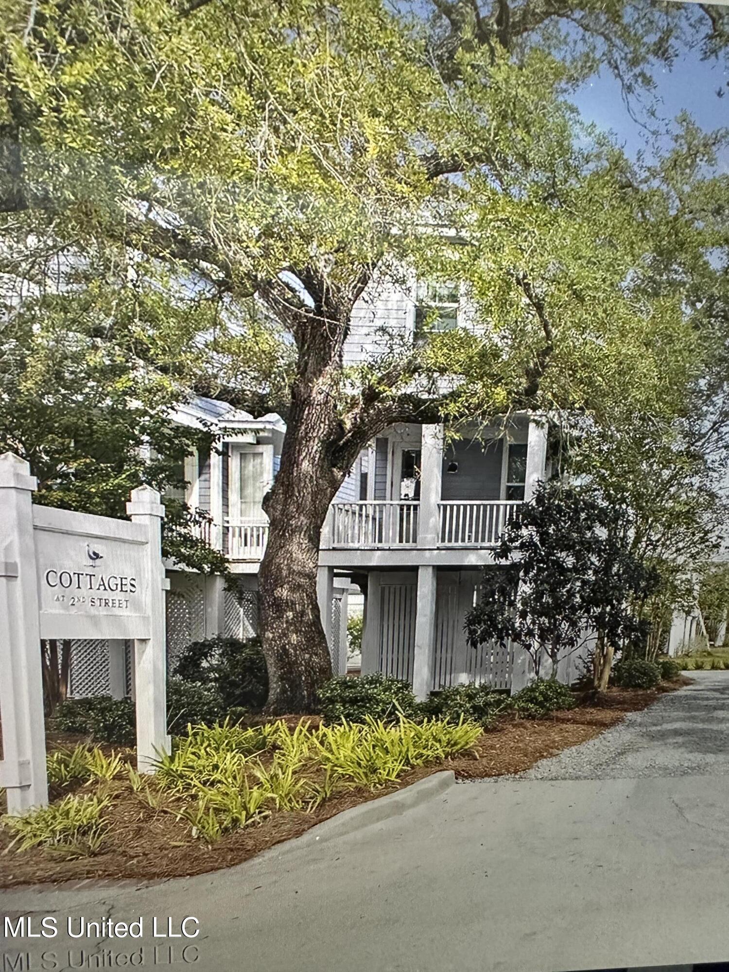 215 E 2nd Street, 37b