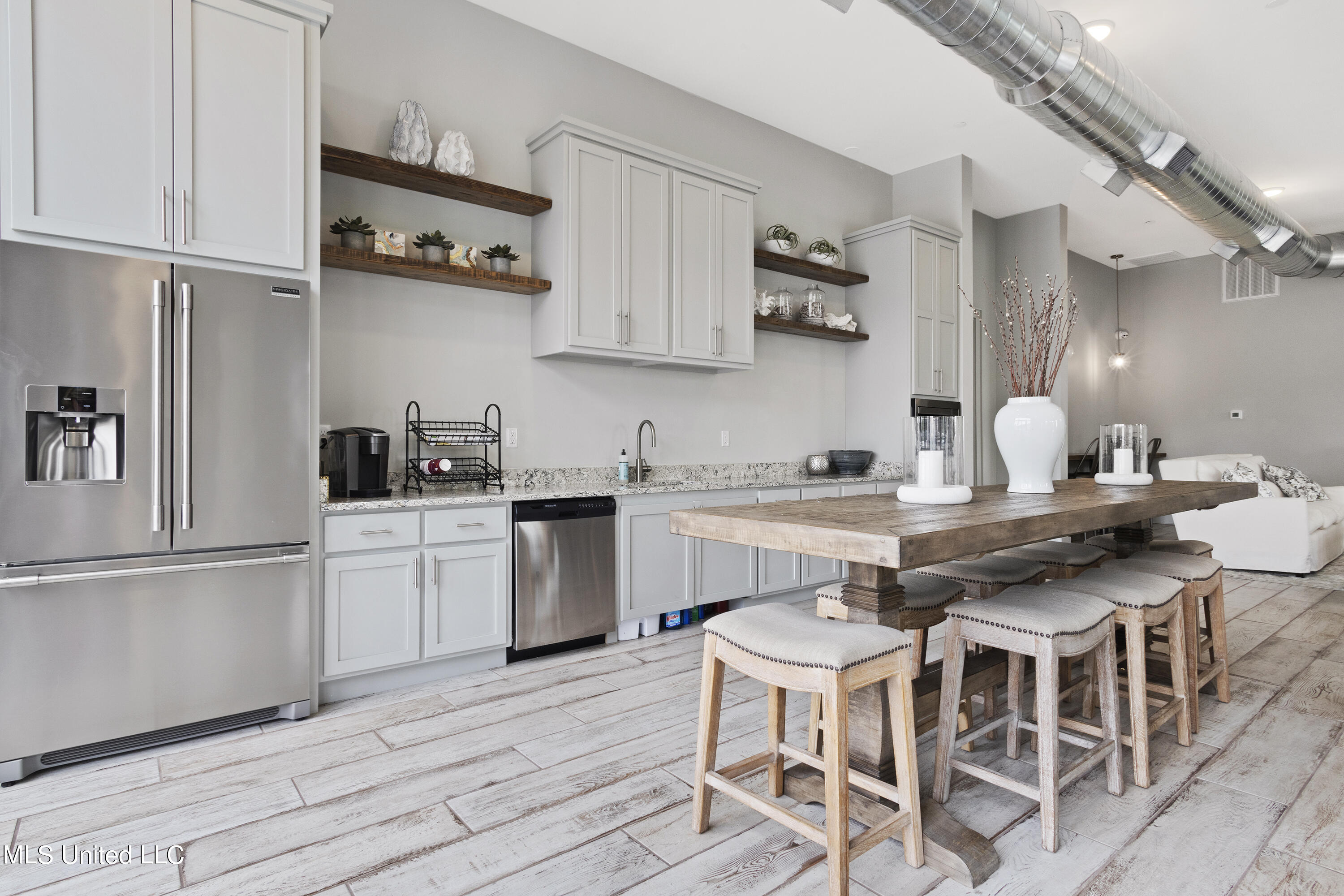 2501 Bienville Boulevard, 516