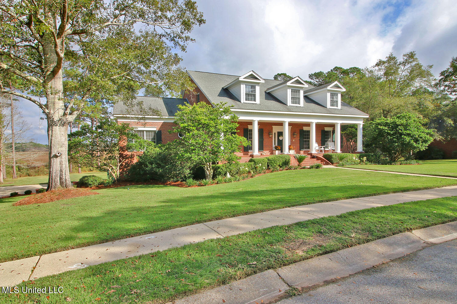 4033 Dunsinane Avenue