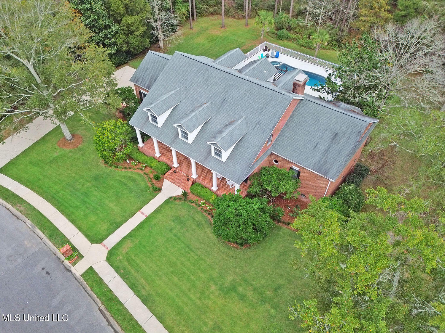 4033 Dunsinane Avenue