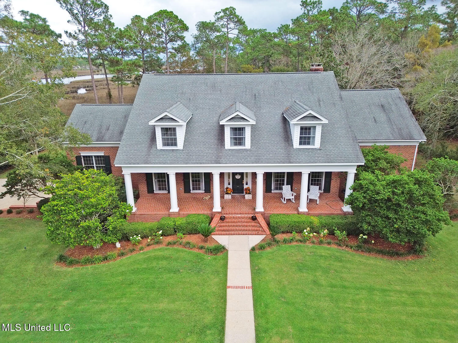 4033 Dunsinane Avenue