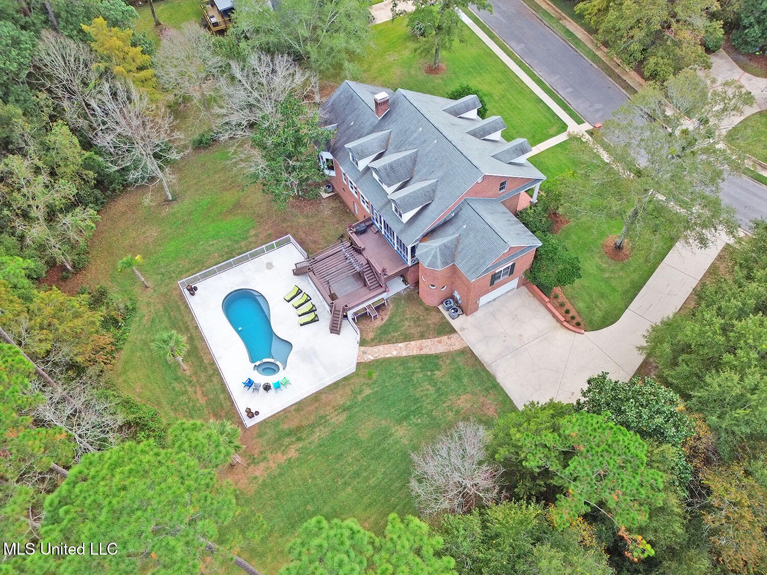 4033 Dunsinane Avenue