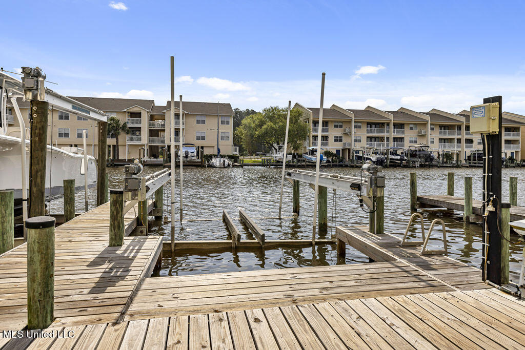 2421 Beachview Drive, F01