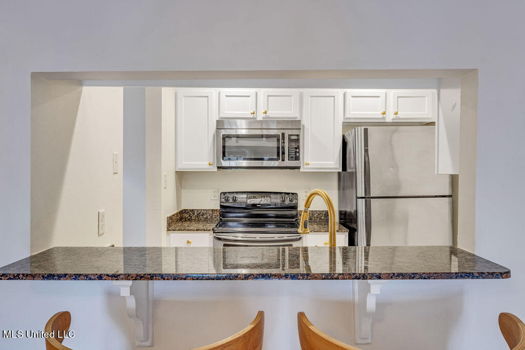 2421 Beachview Drive, F01