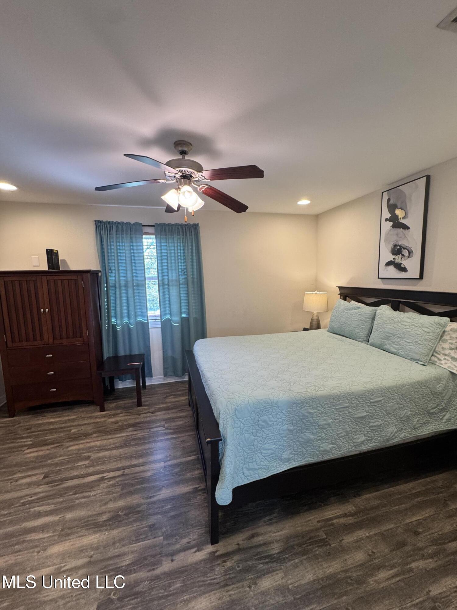 1282 Beach Boulevard, 207