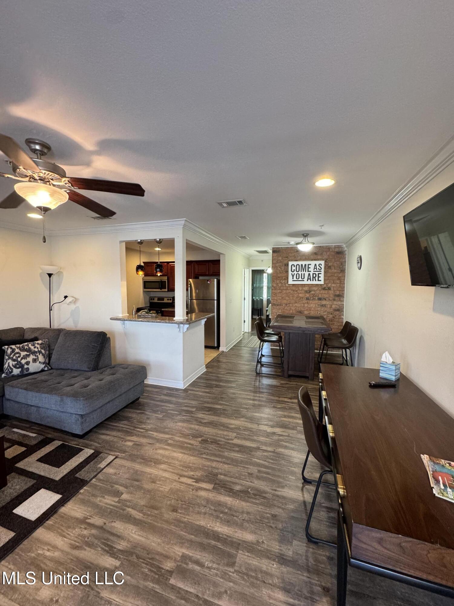 1282 Beach Boulevard, 207