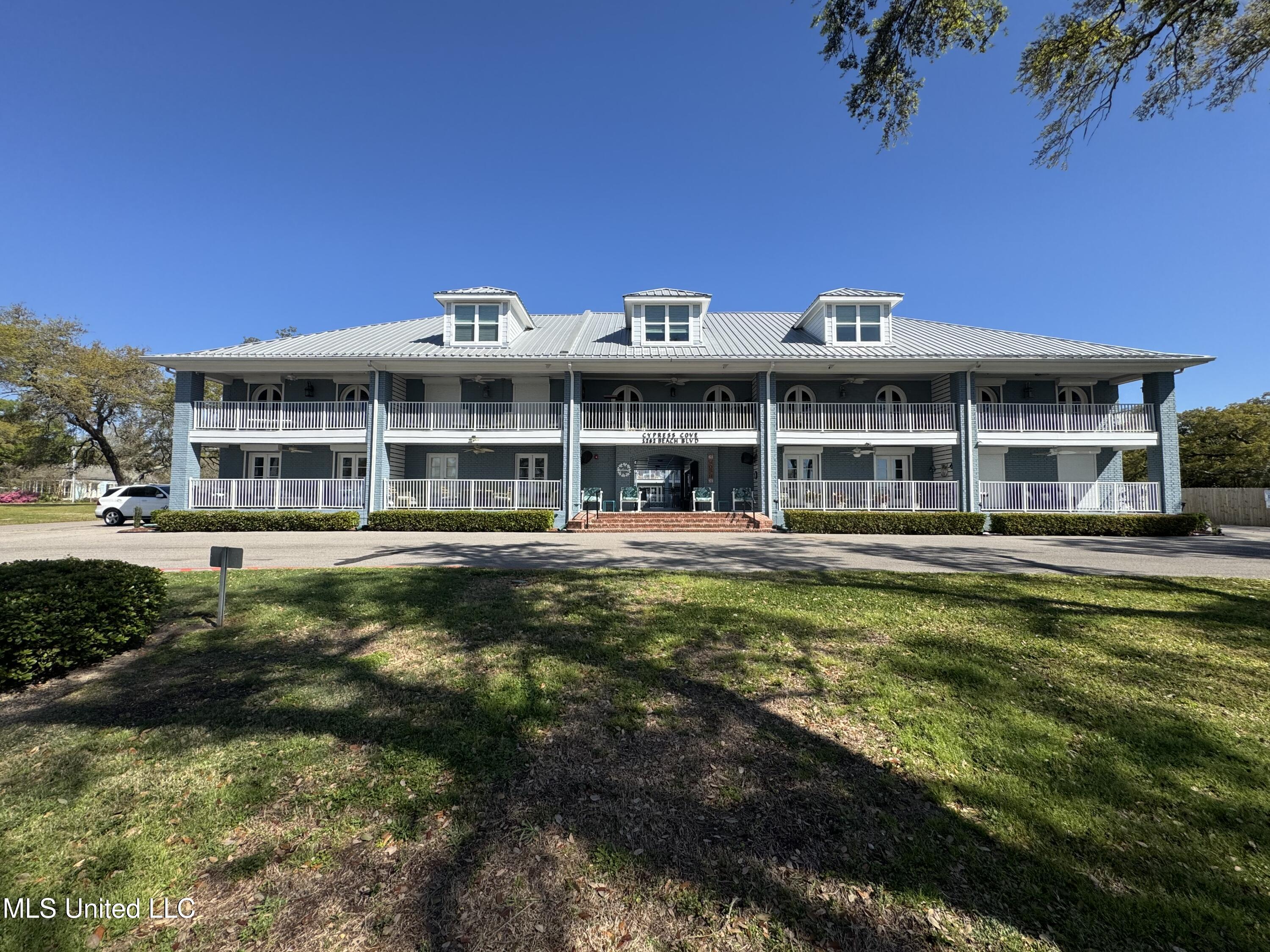 1282 Beach Boulevard, 207