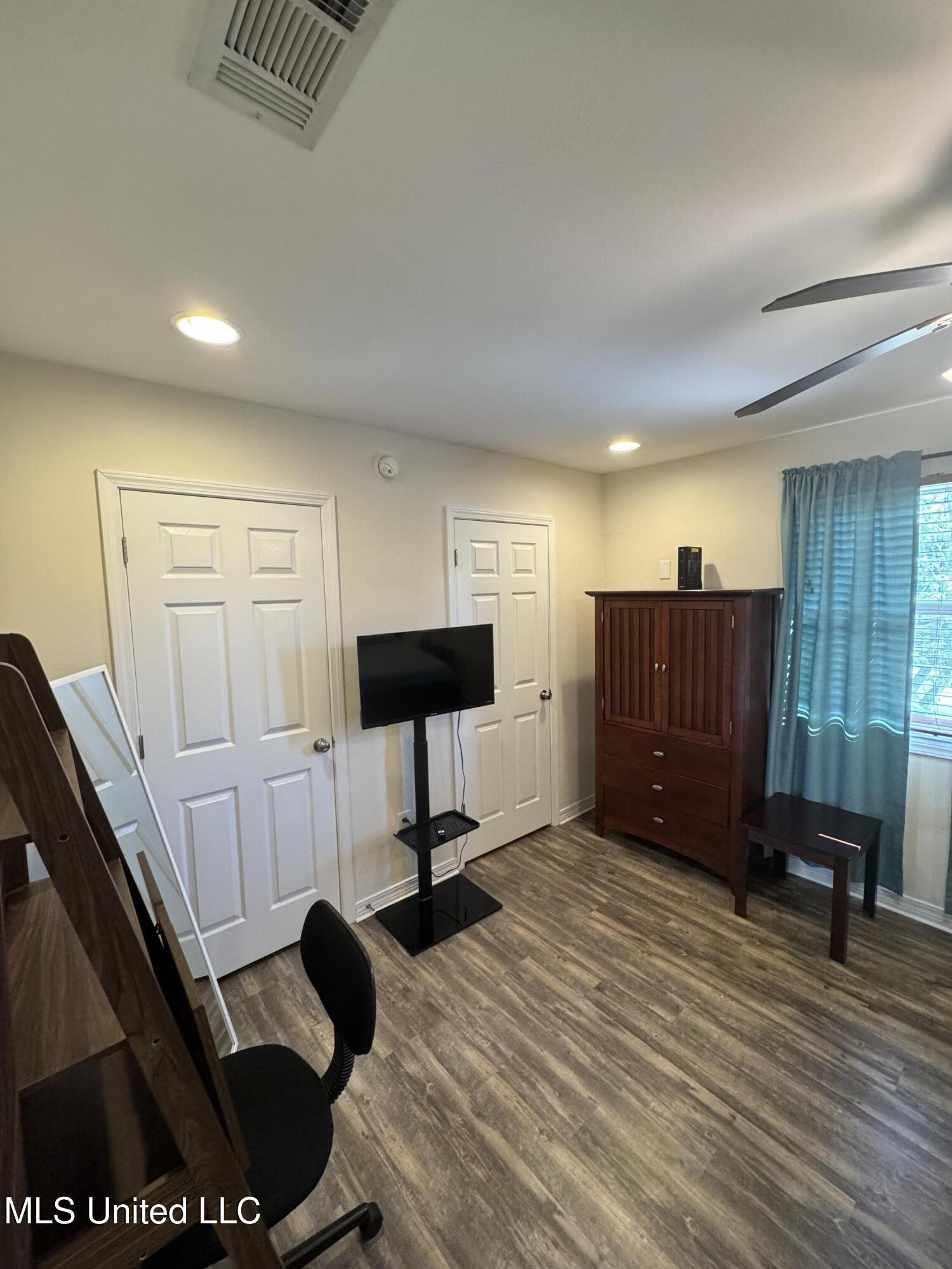 1282 Beach Boulevard, 207