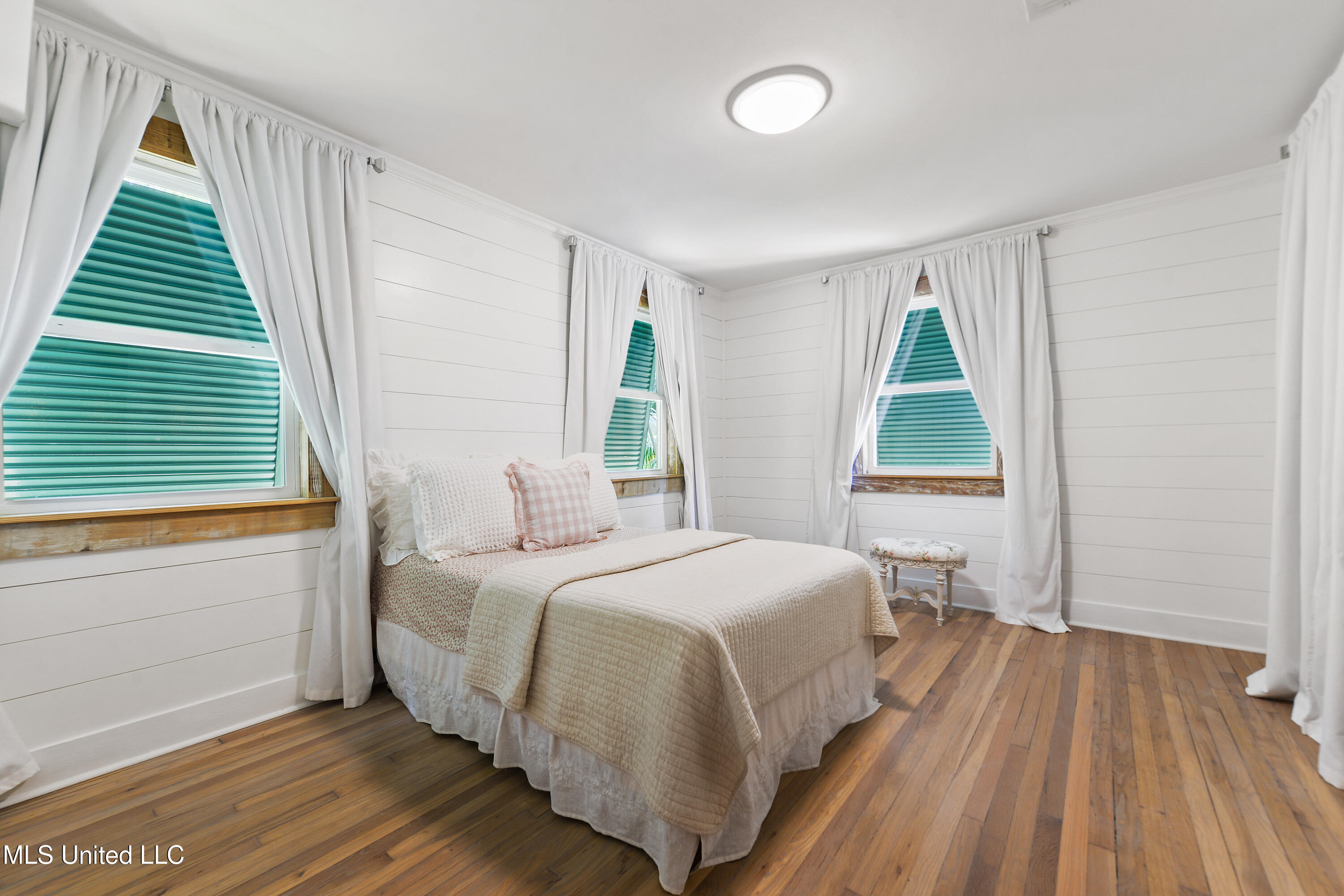 1338 Father Ryan Avenue