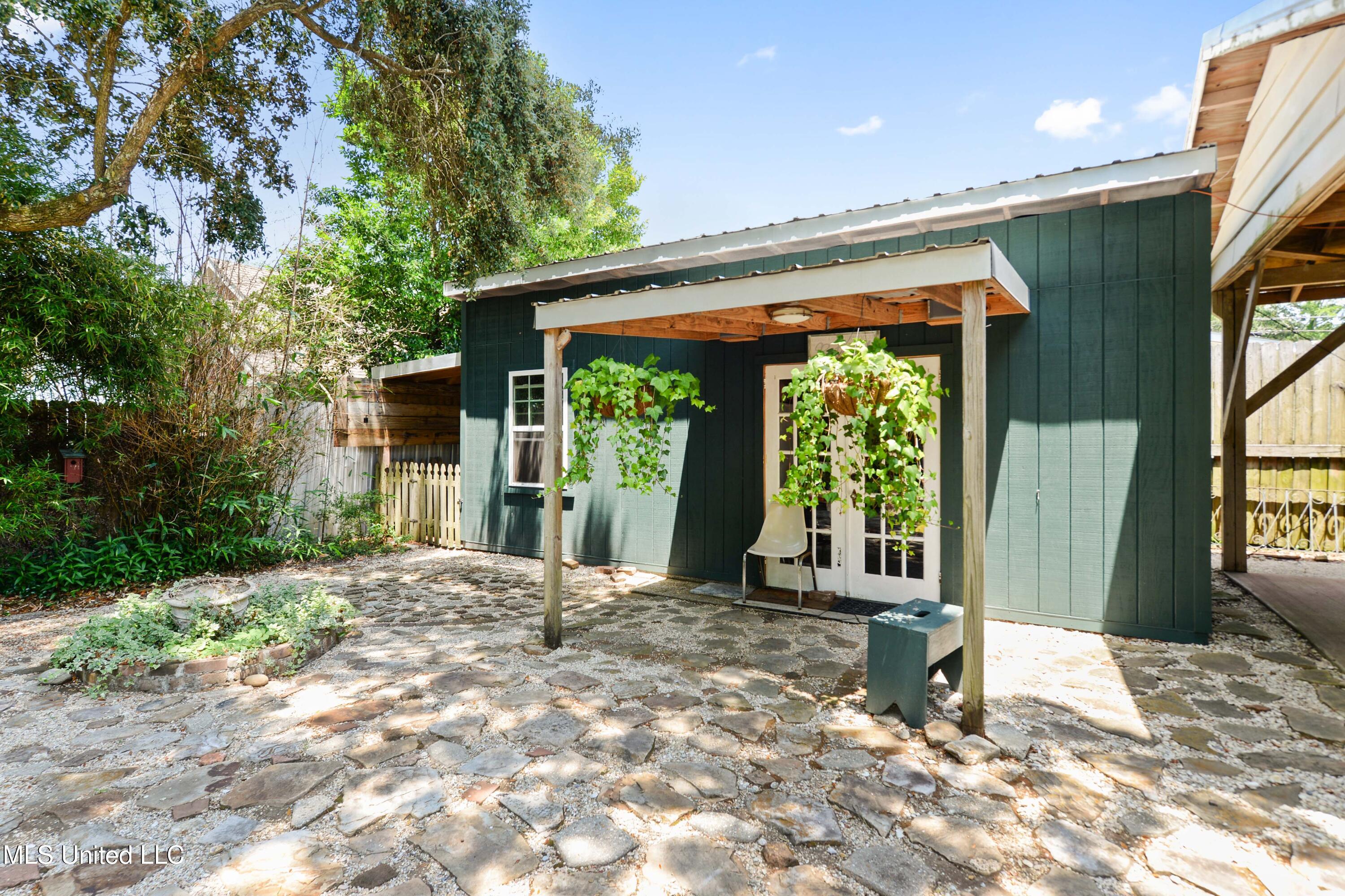 1338 Father Ryan Avenue