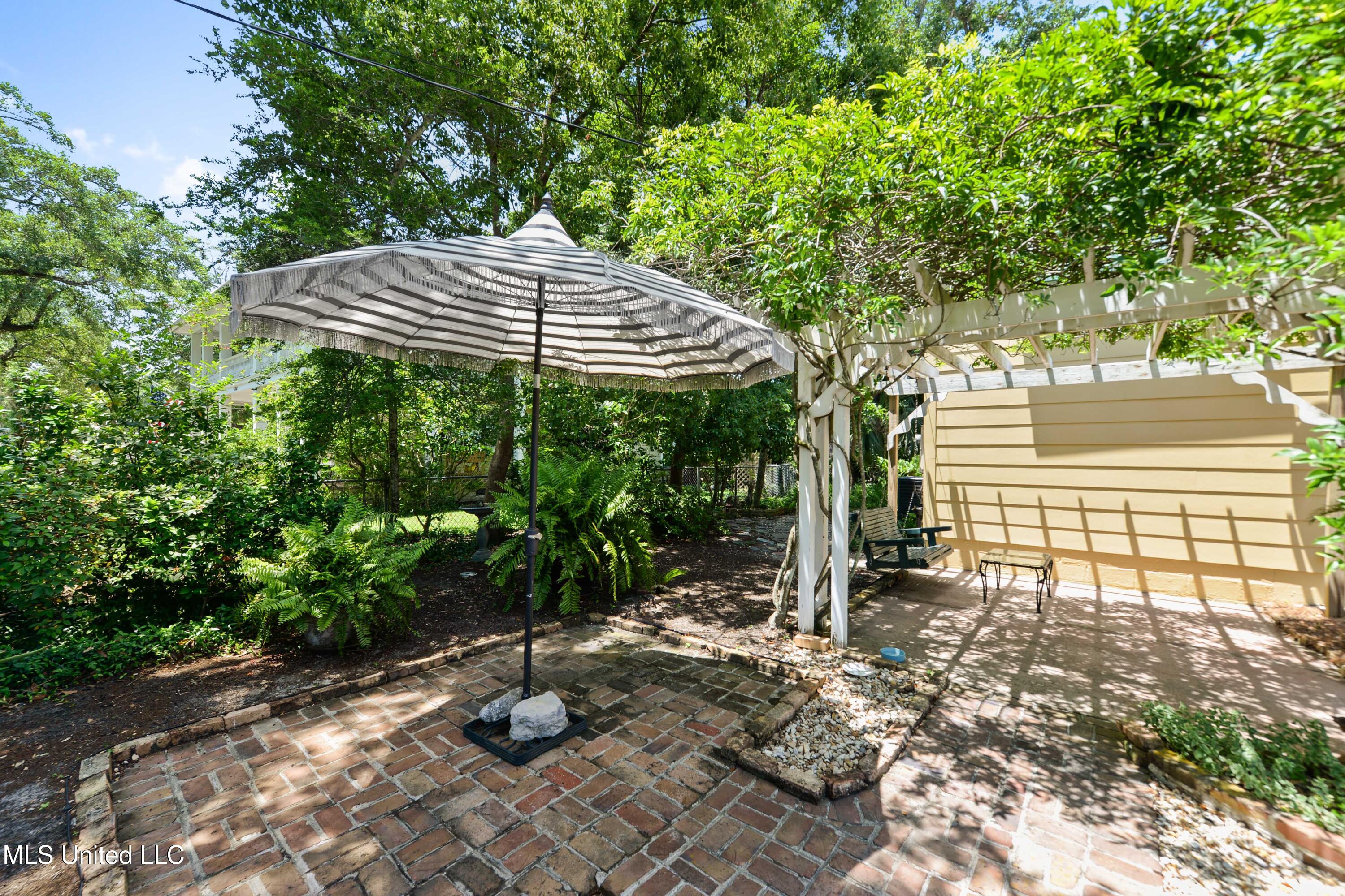 1338 Father Ryan Avenue