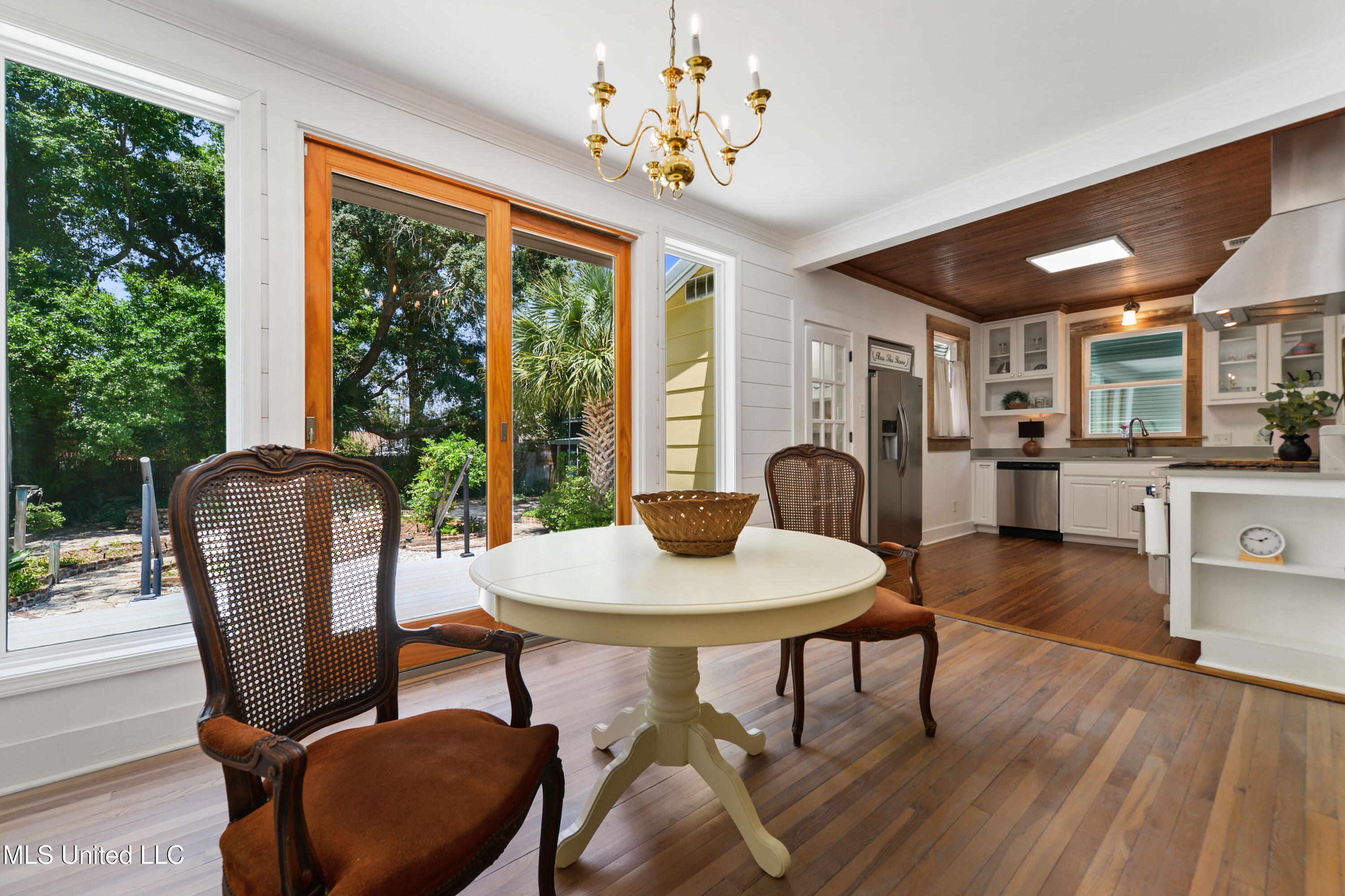 1338 Father Ryan Avenue