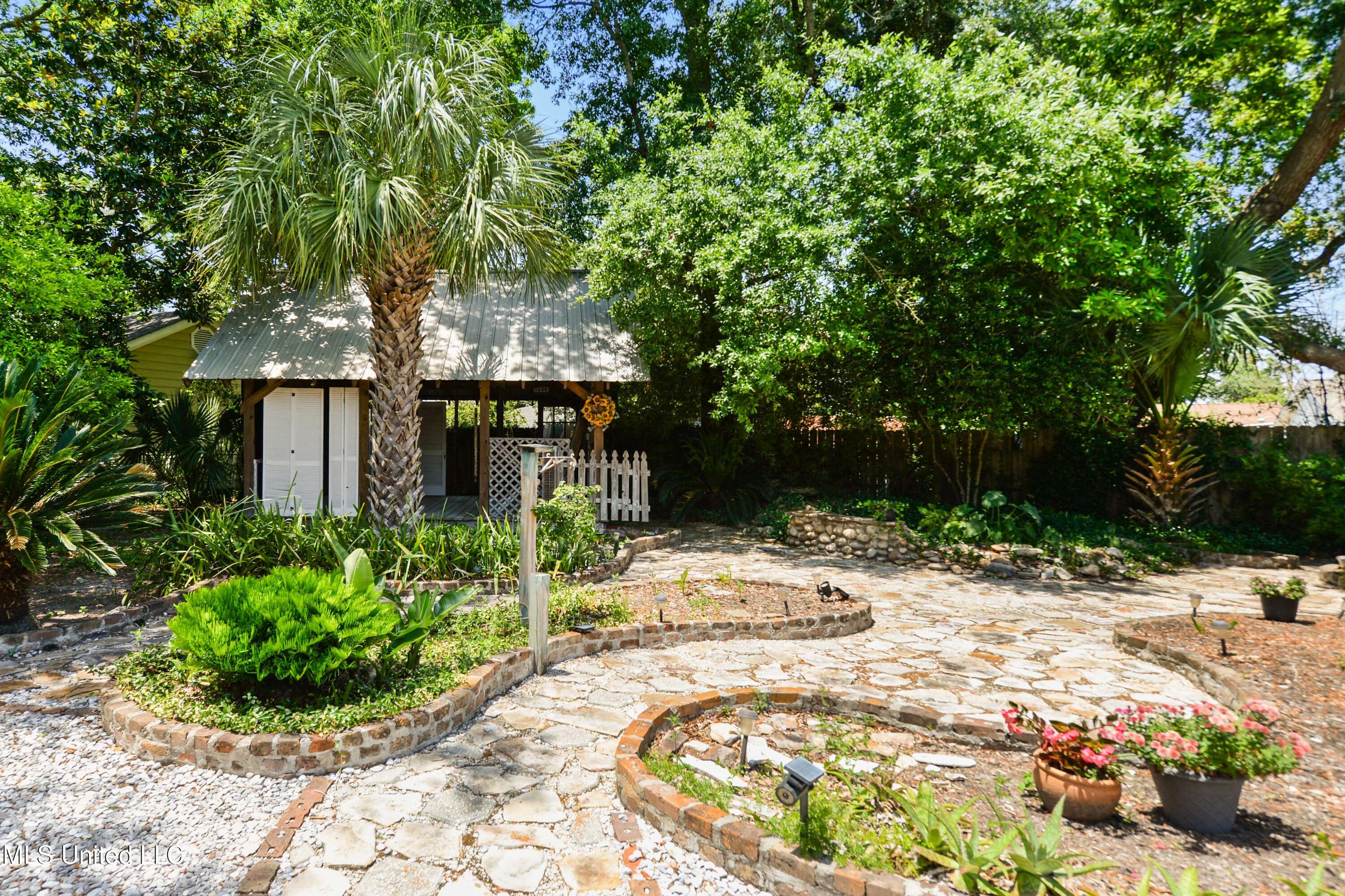 1338 Father Ryan Avenue