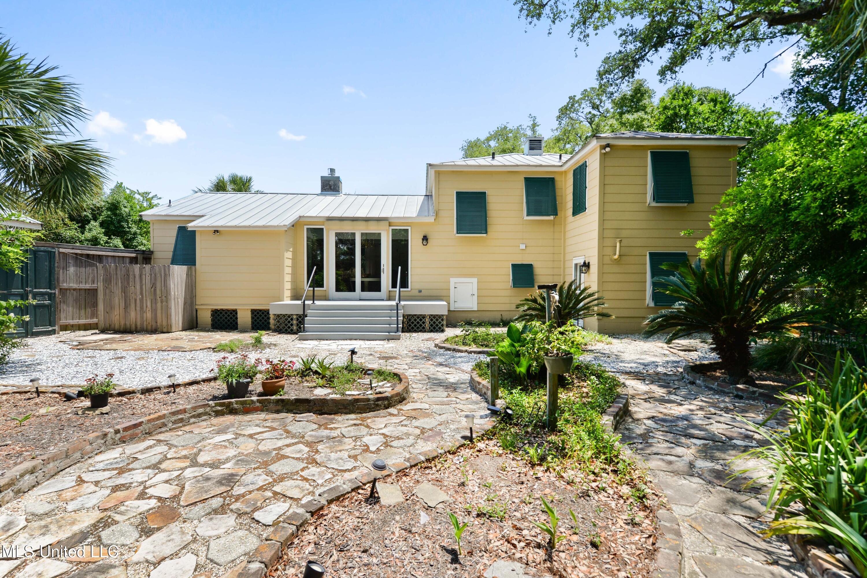 1338 Father Ryan Avenue