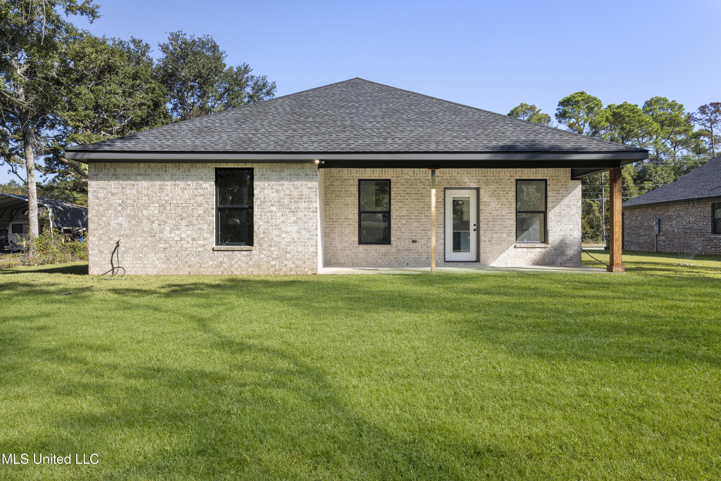 9013 Barnacle Boulevard
