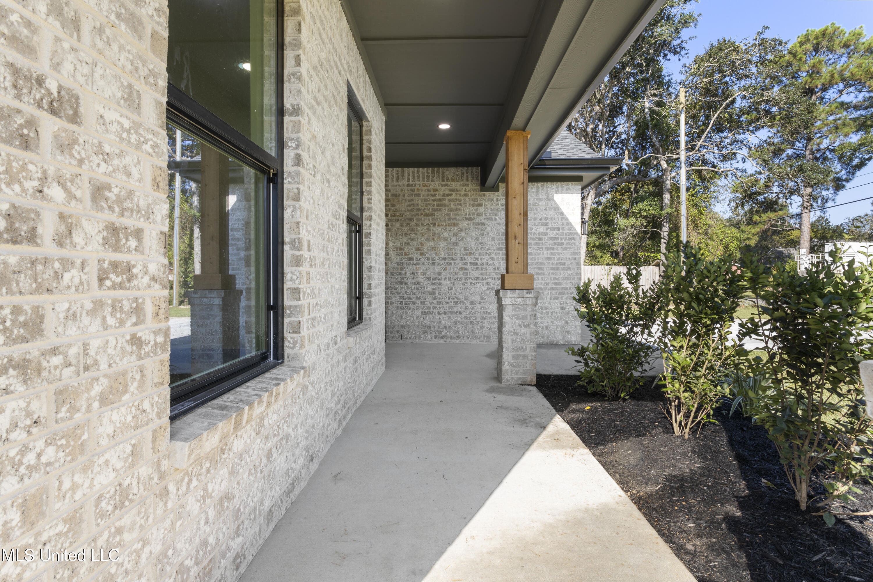 9013 Barnacle Boulevard