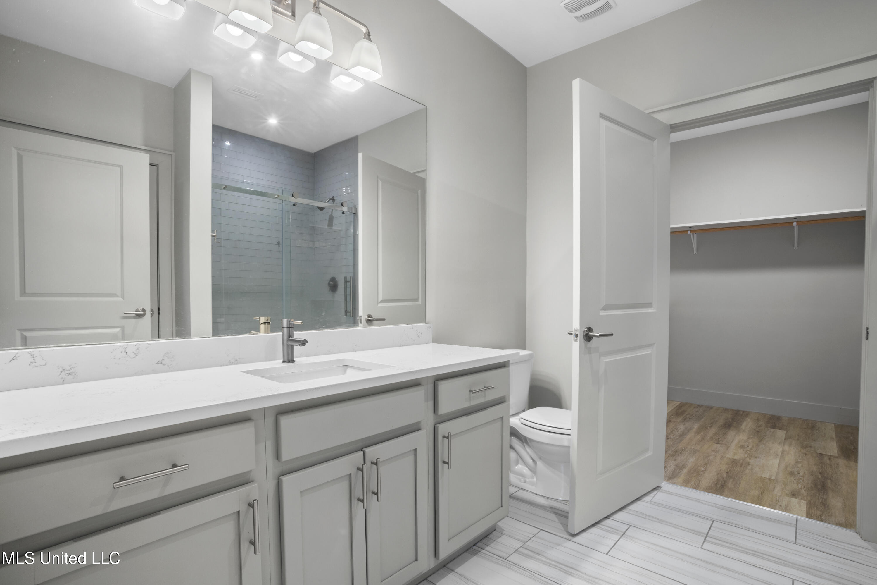 2501 Bienville Boulevard, 435