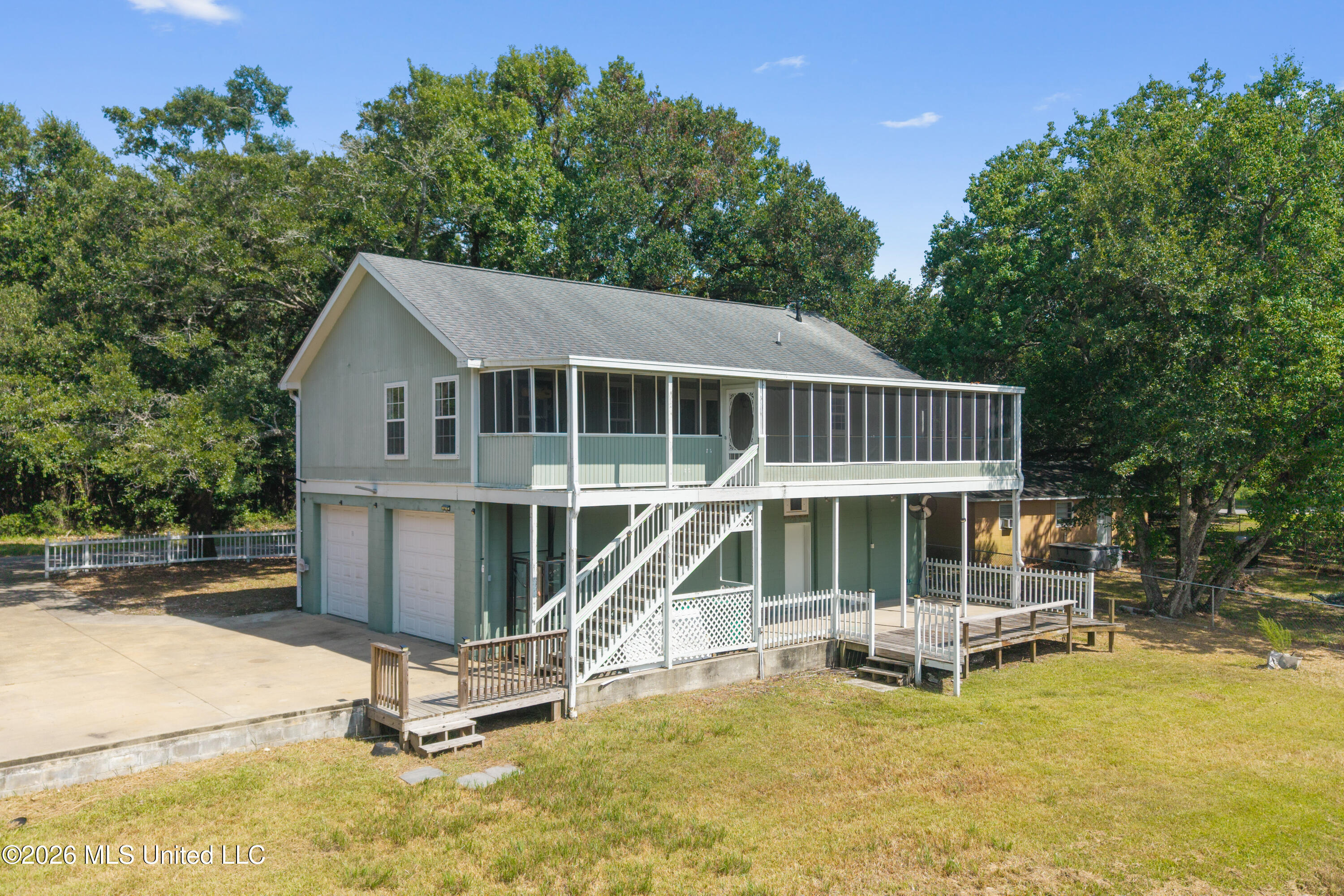 2119 E Simmons Bayou Drive