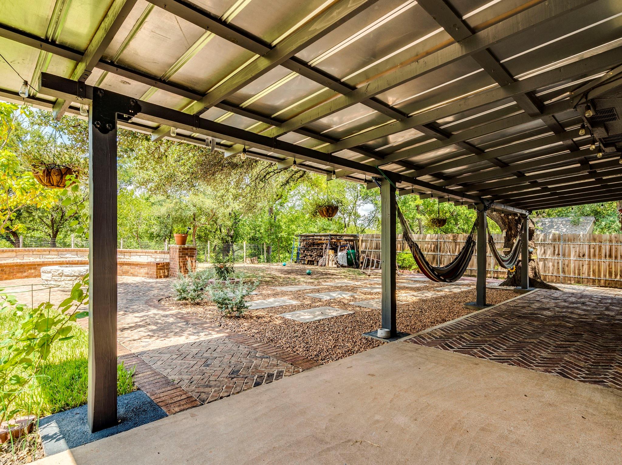 2110 Willow WAY