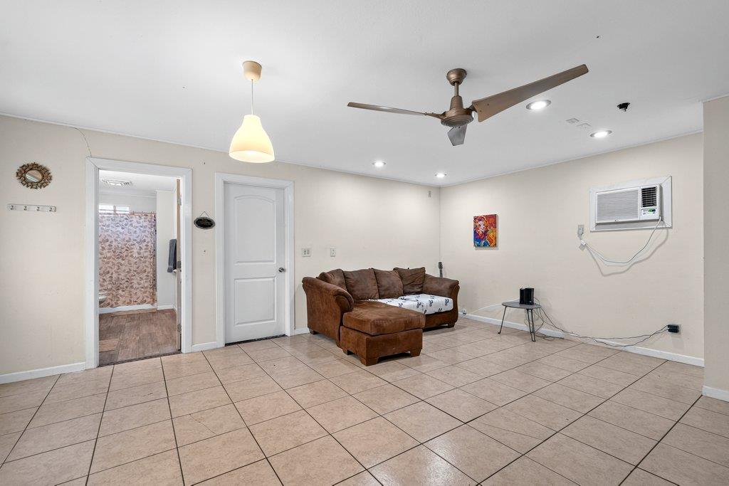 213 Atascosa ST