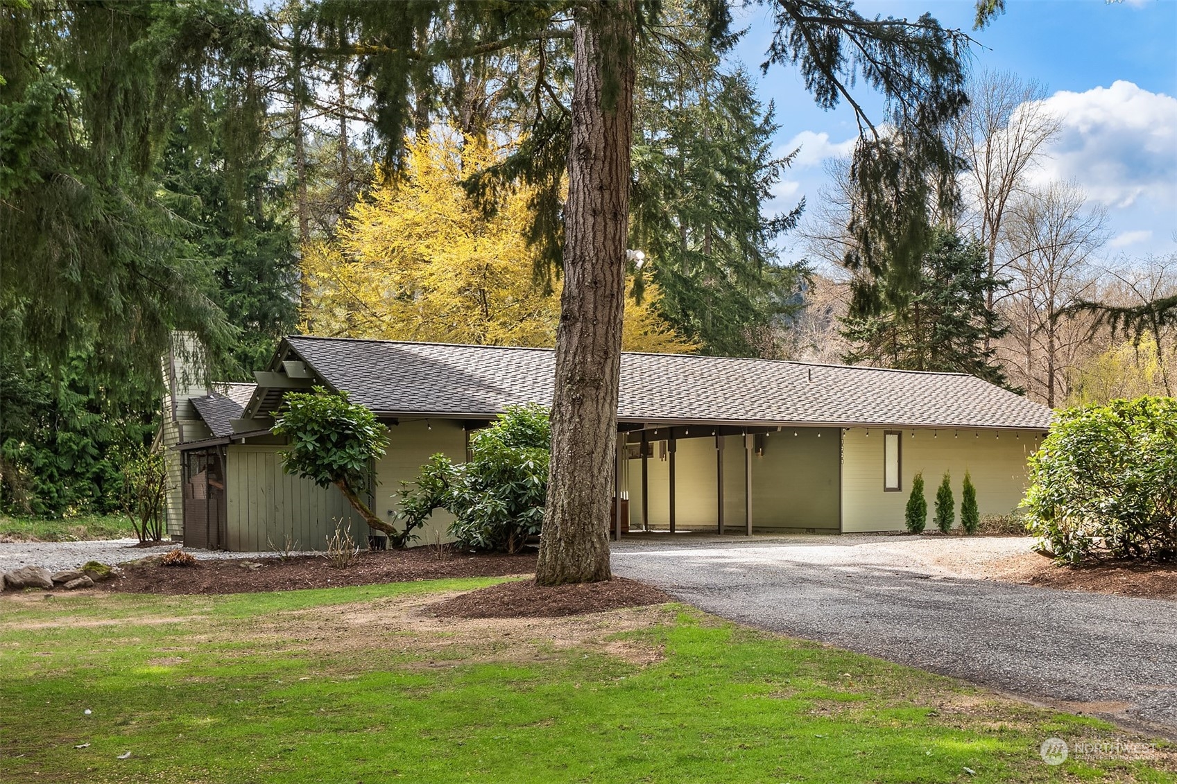 1221 Sycamore Drive SE