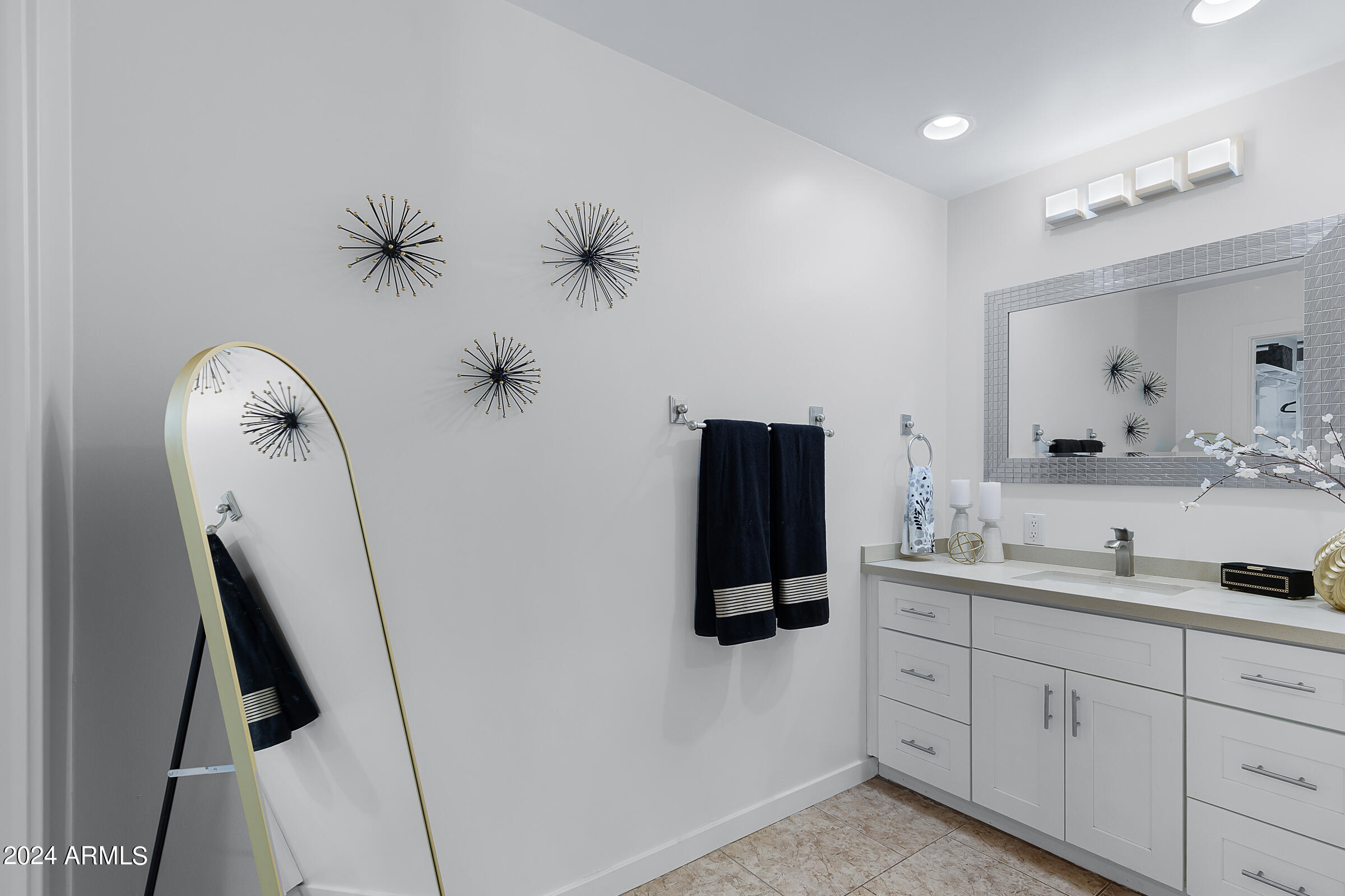 4950 N MILLER Road, 115