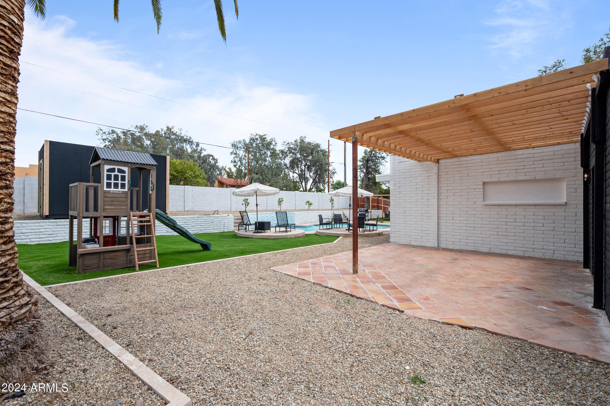 1124 E FAIRFIELD Street