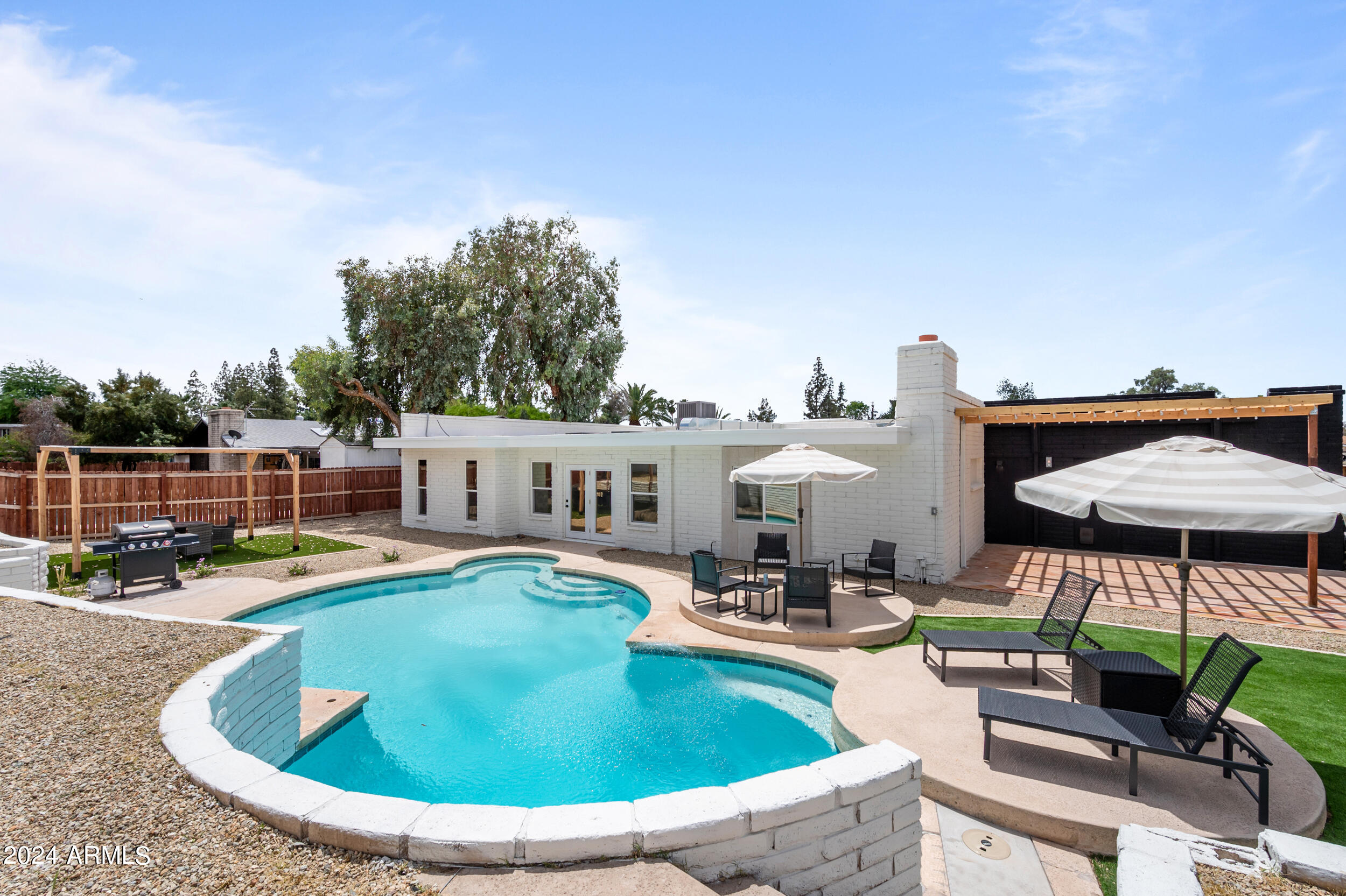 1124 E FAIRFIELD Street