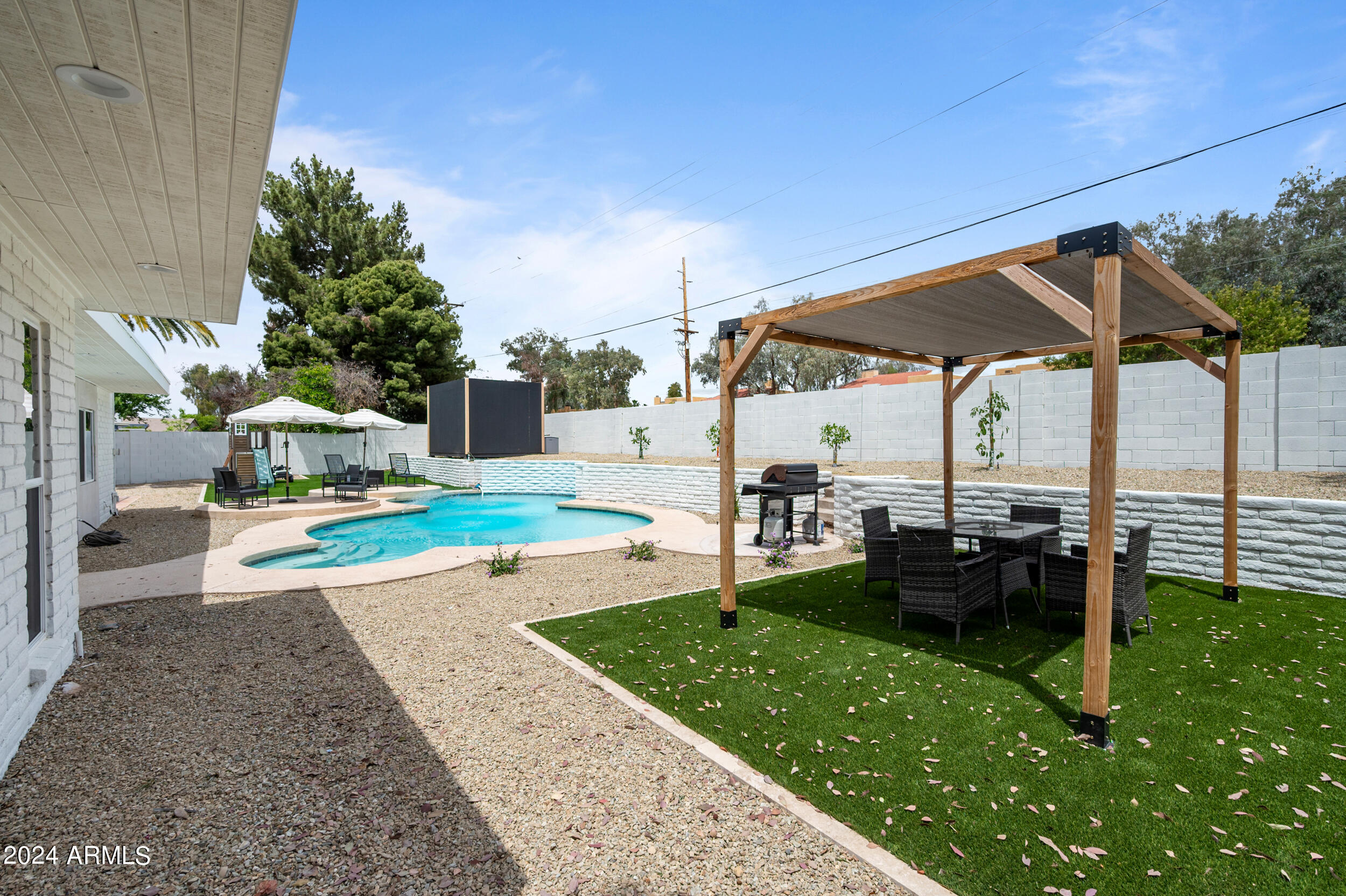 1124 E FAIRFIELD Street