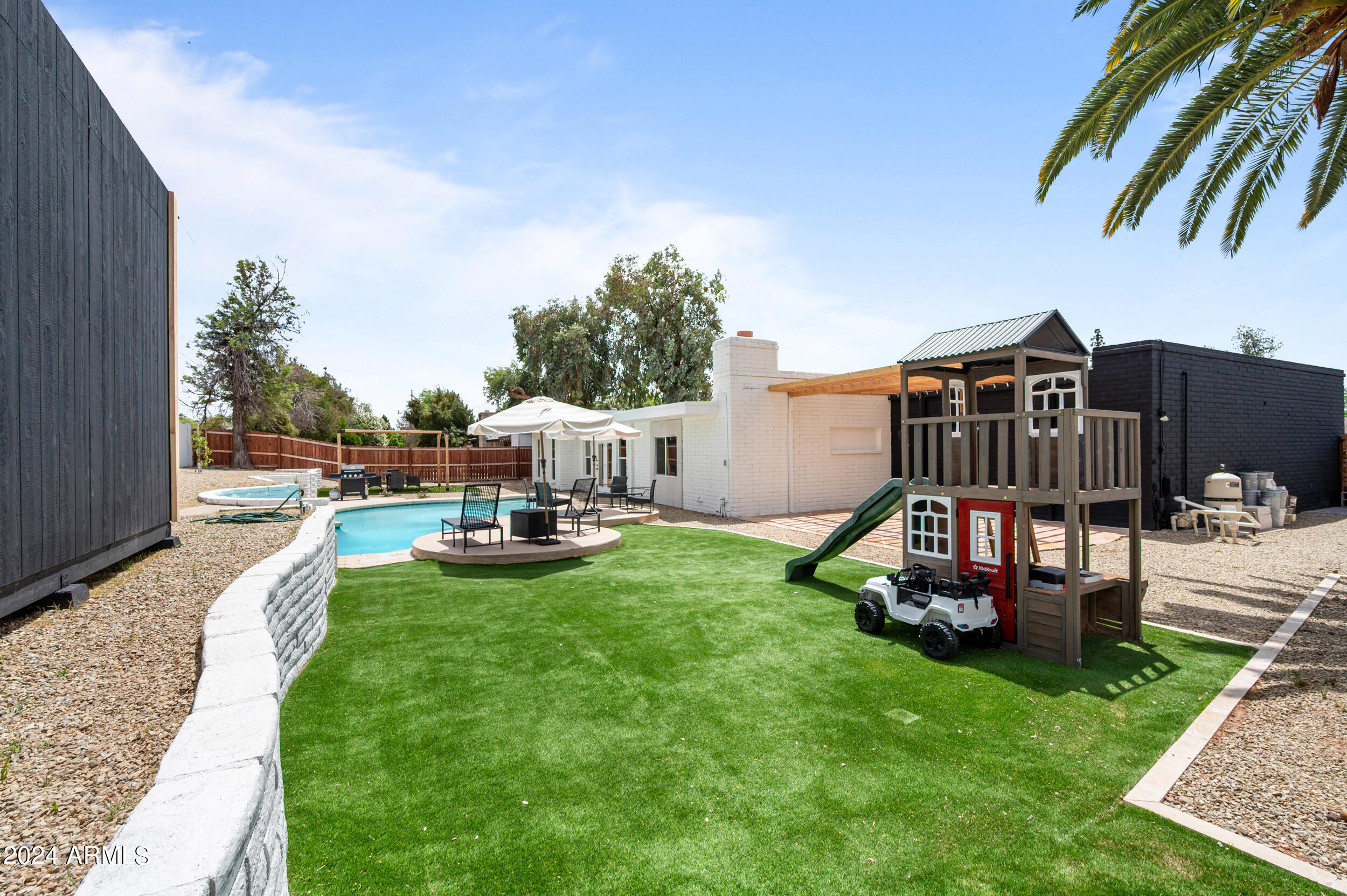 1124 E FAIRFIELD Street