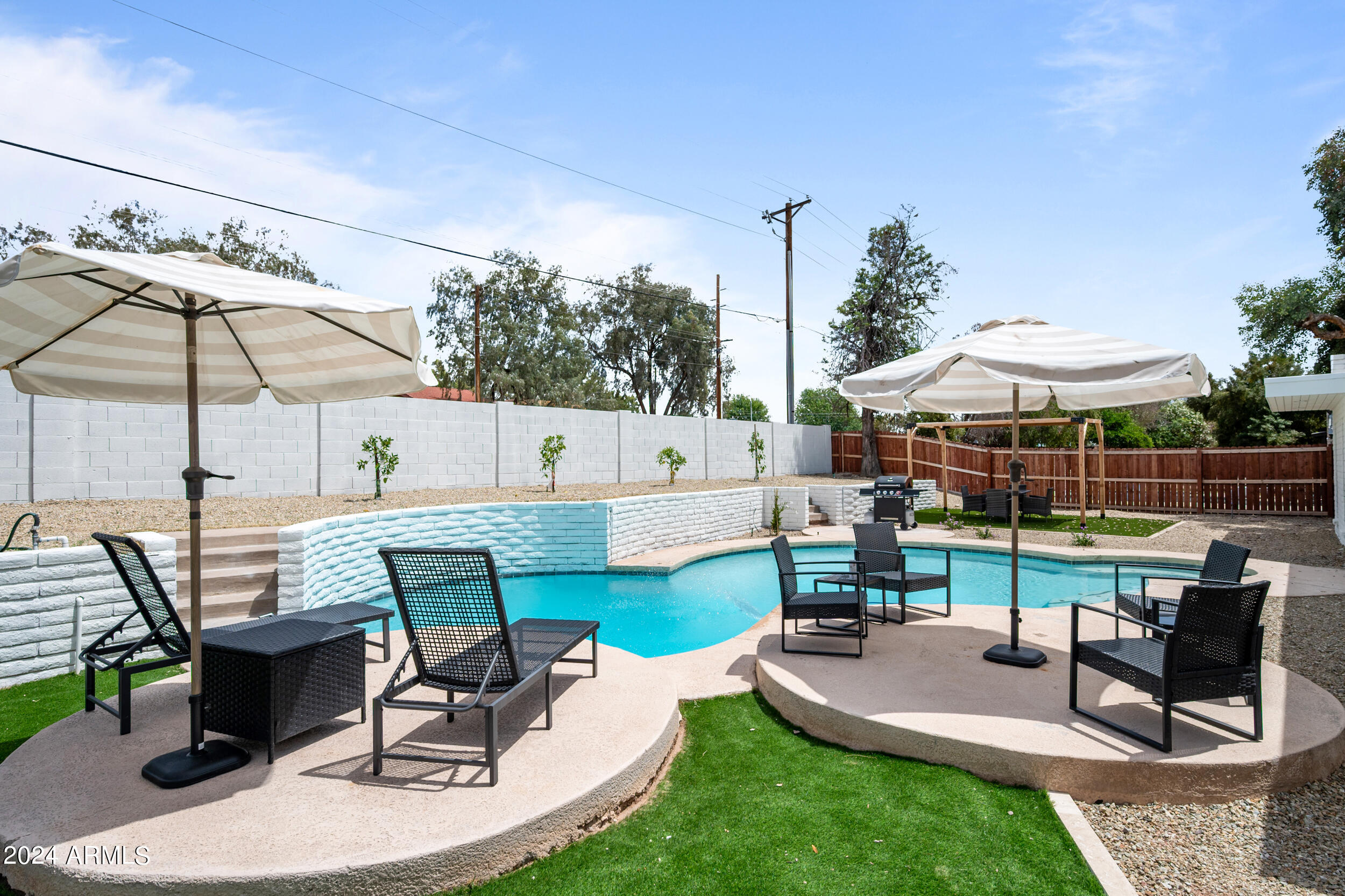 1124 E FAIRFIELD Street