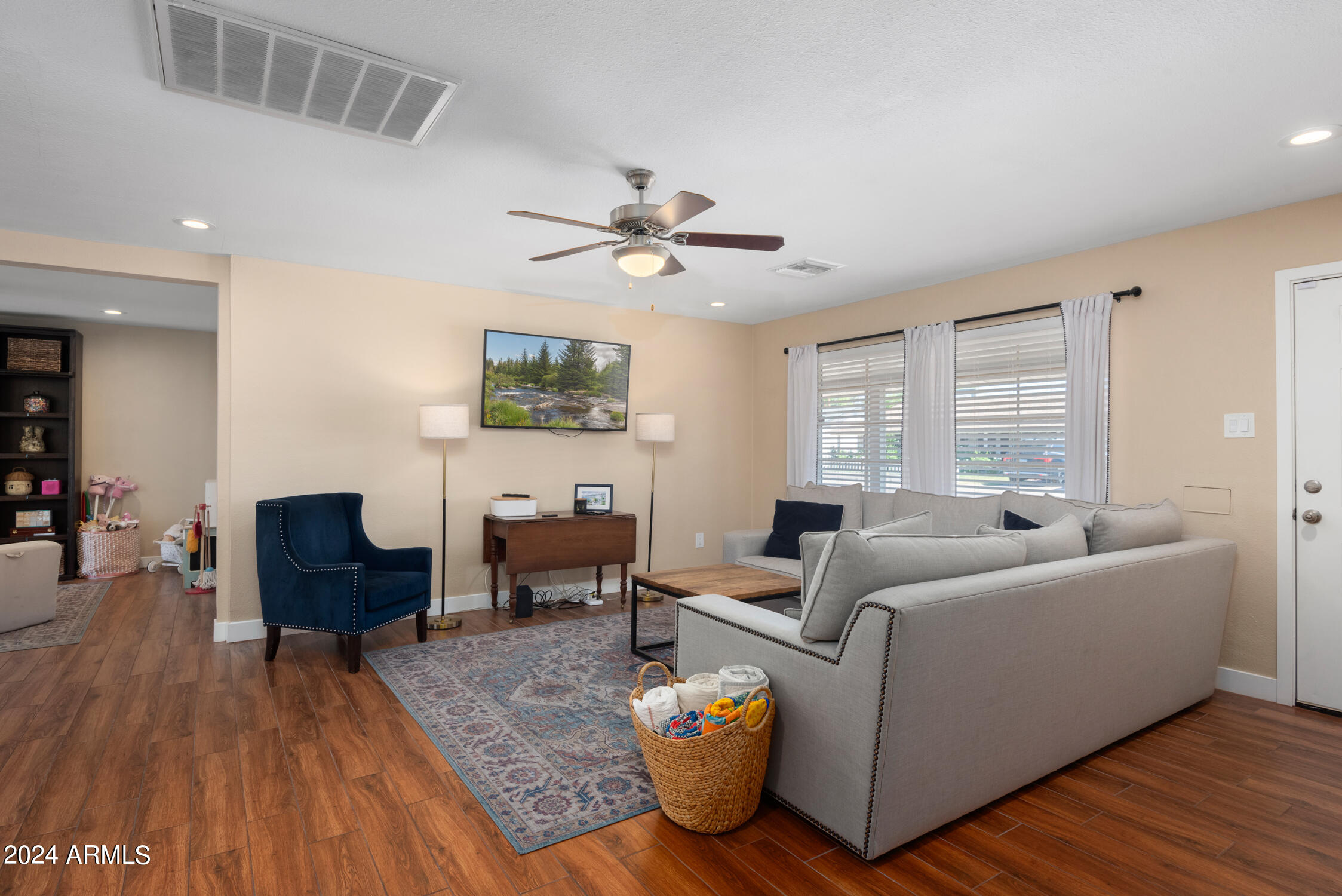 8108 E INDIANOLA Avenue