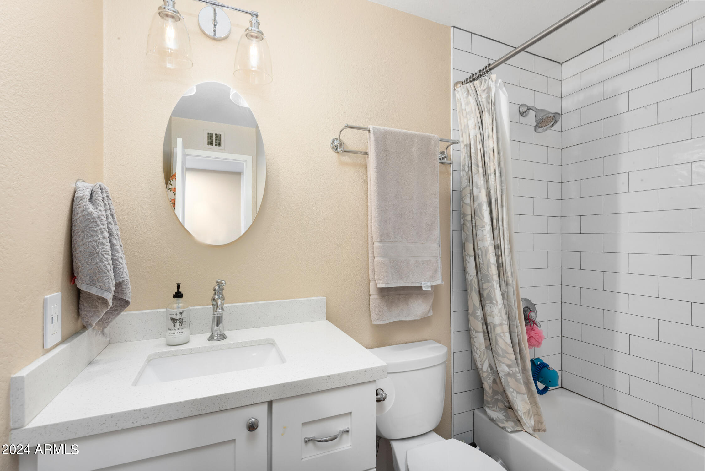 8108 E INDIANOLA Avenue