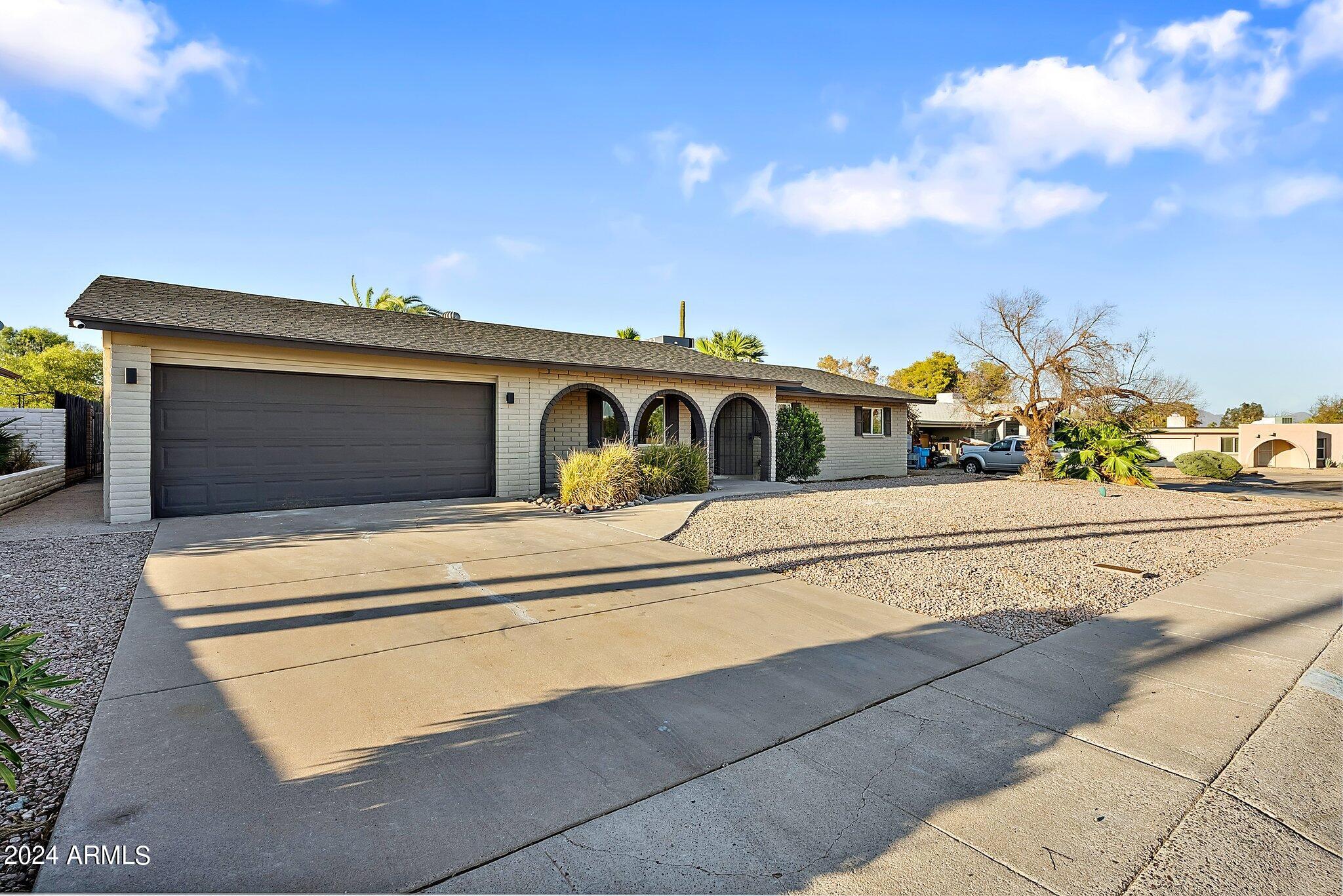 2828 E SURREY Avenue