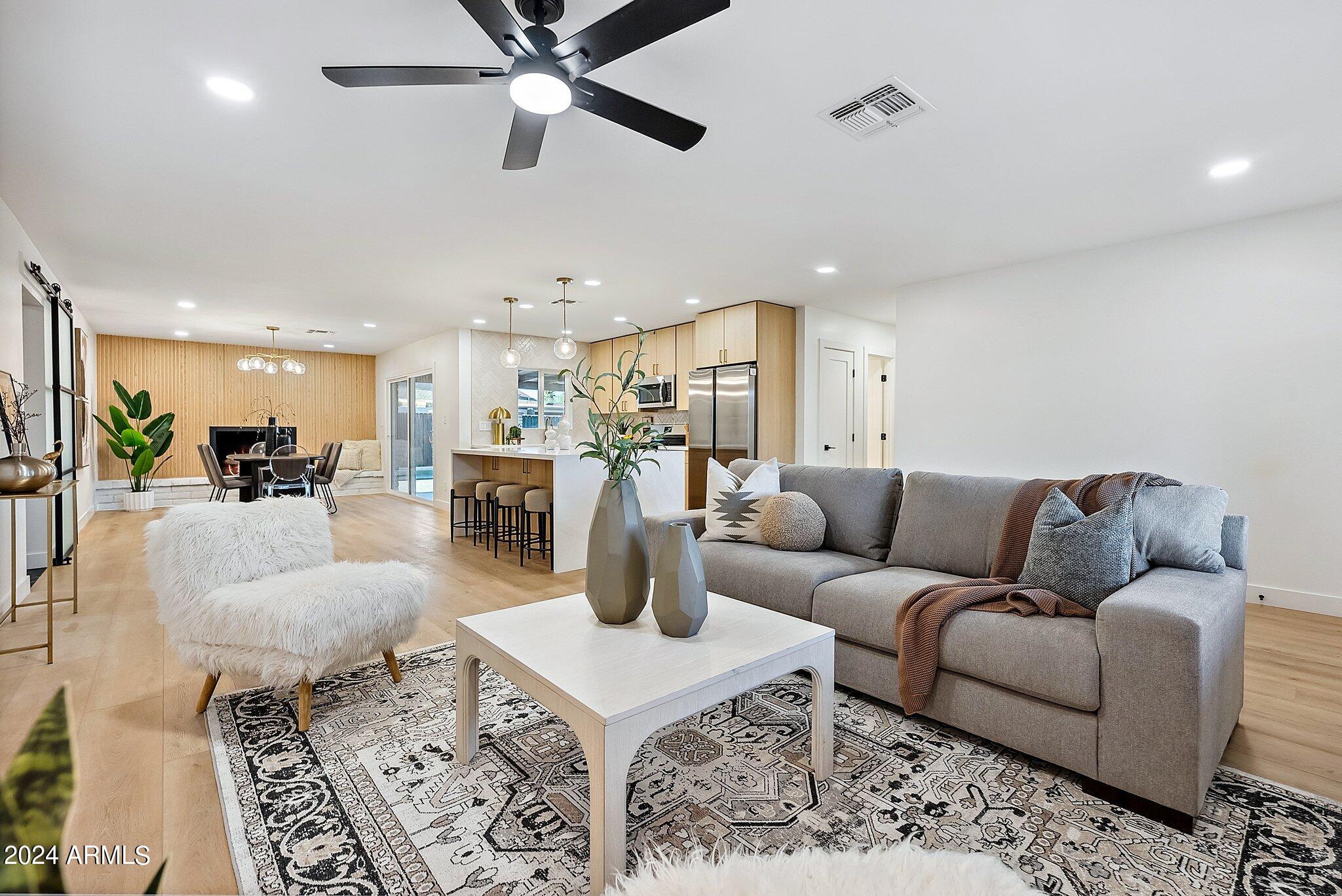 2828 E SURREY Avenue