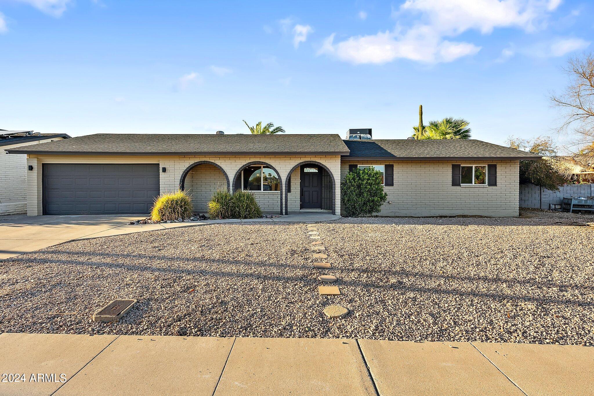 2828 E SURREY Avenue