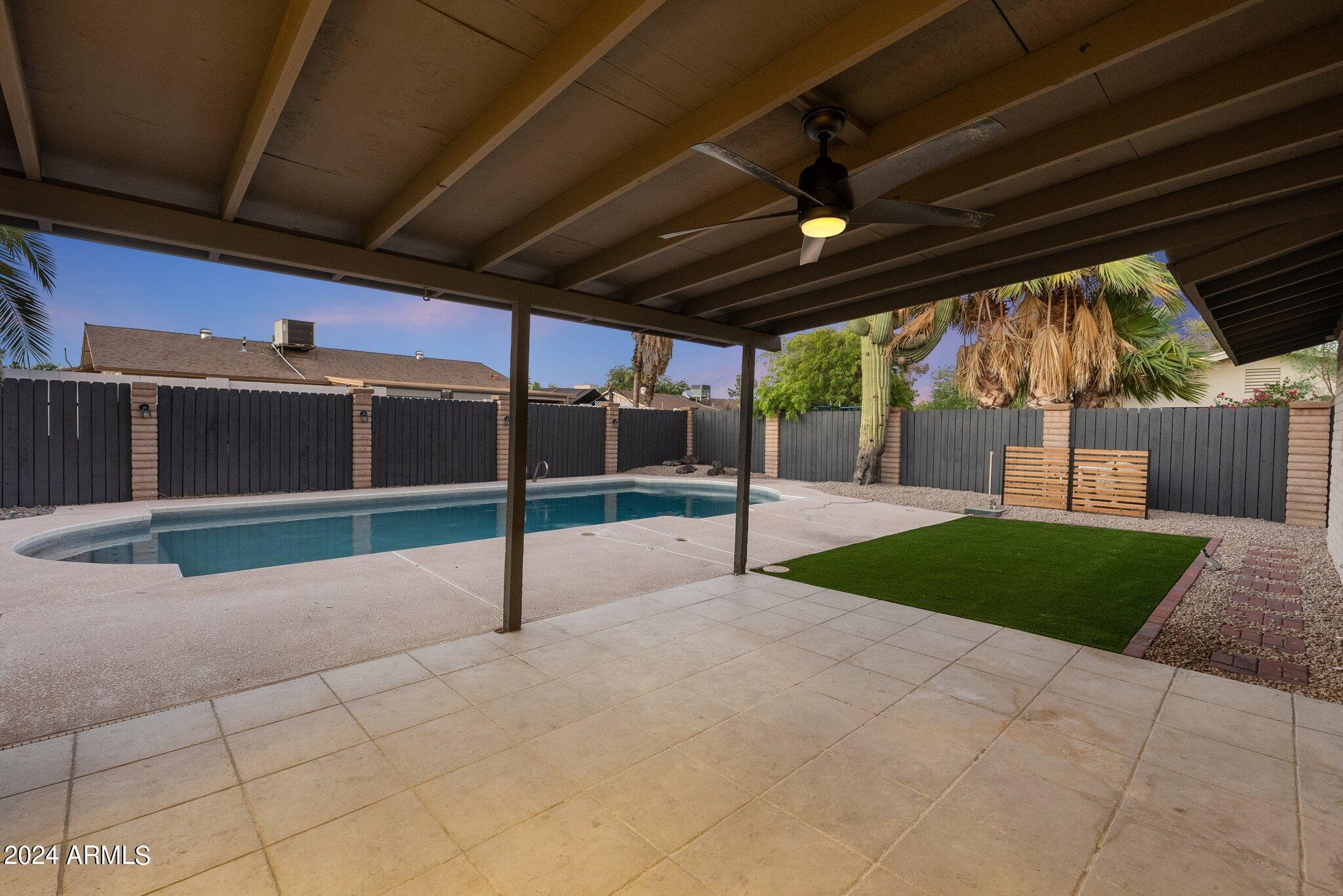 2828 E SURREY Avenue