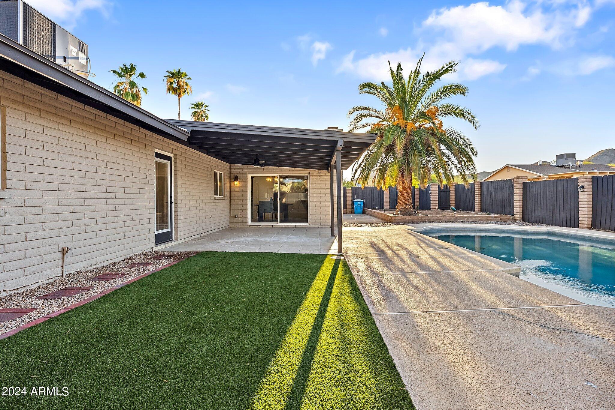 2828 E SURREY Avenue