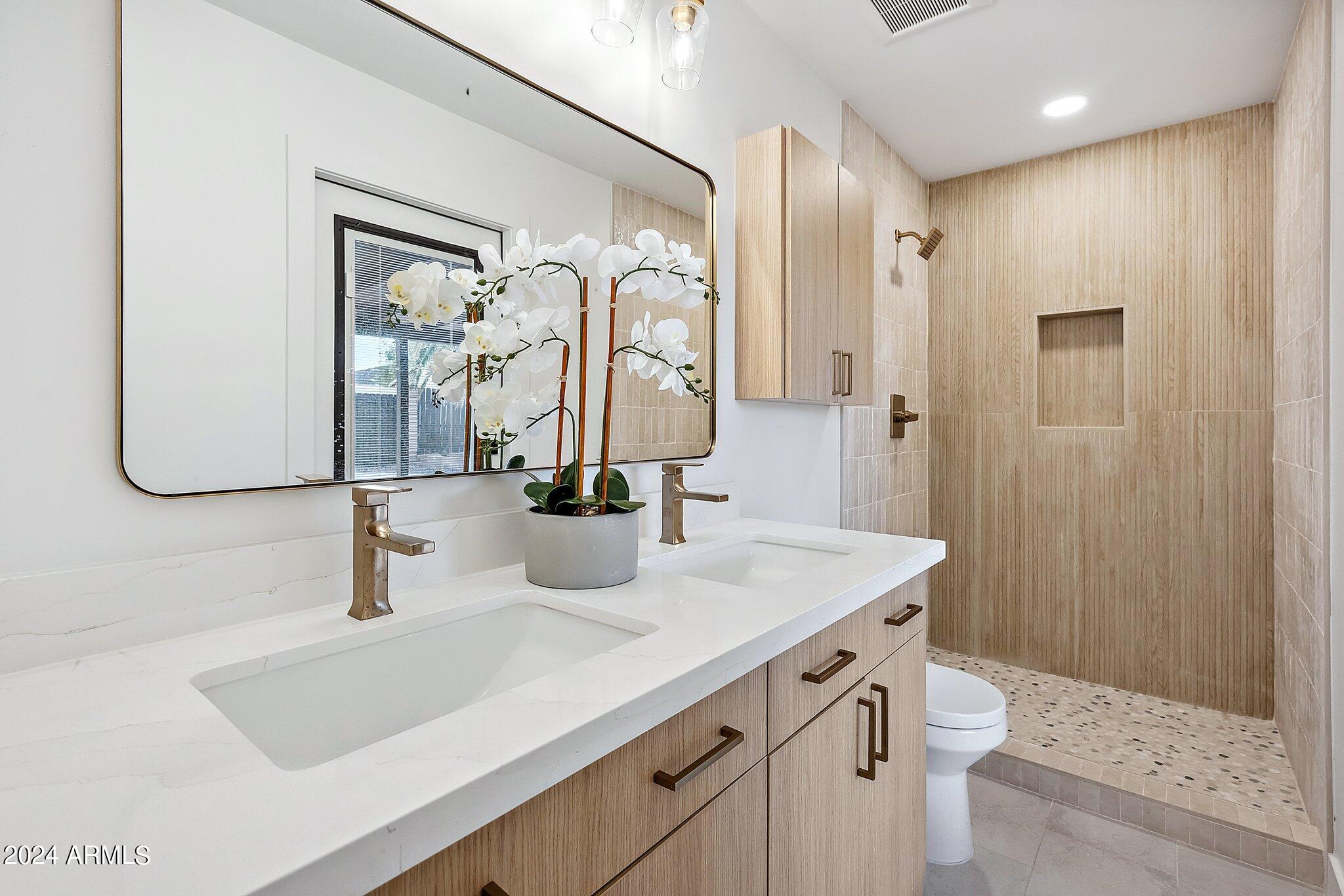 2828 E SURREY Avenue